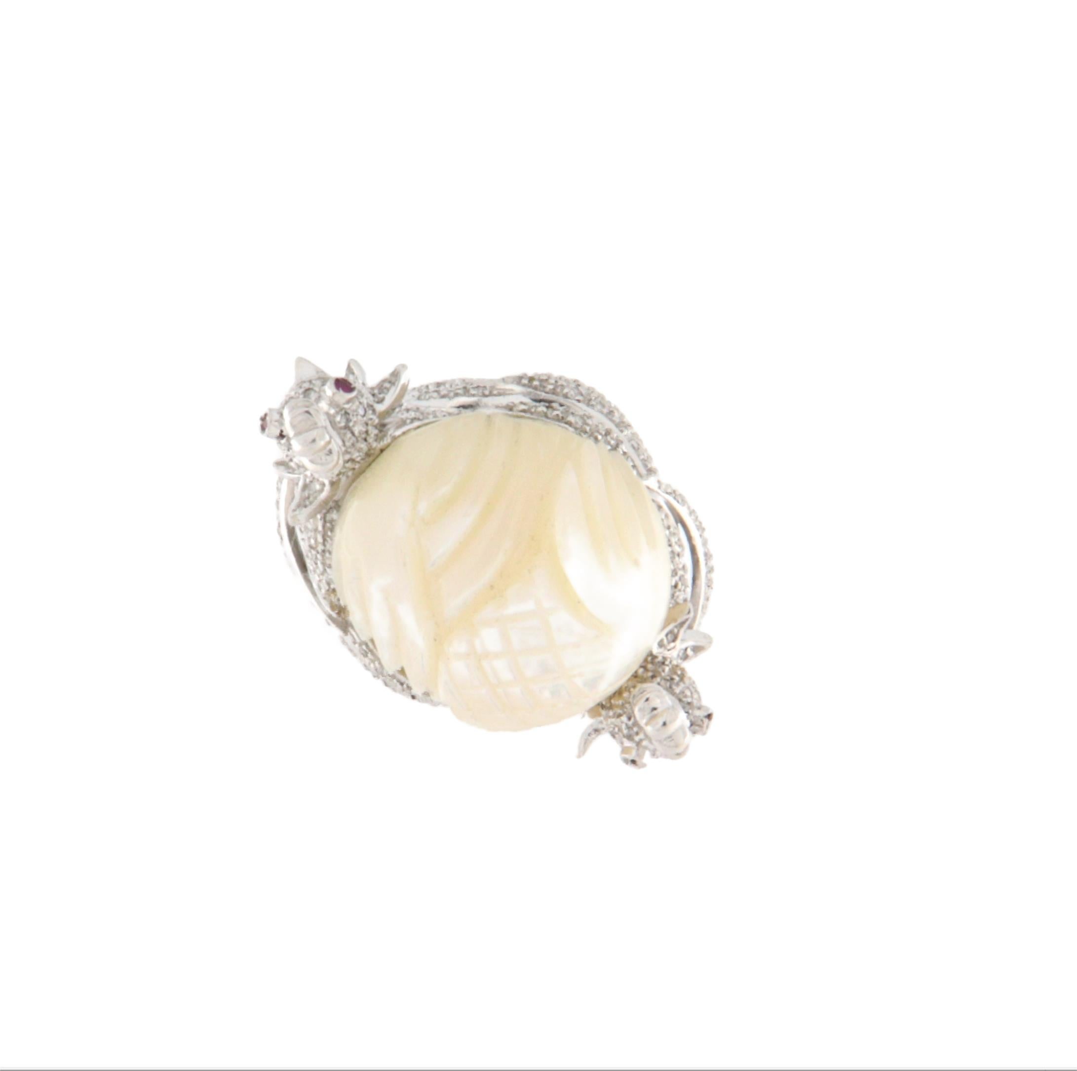 Rubine Diamanten Perlmutt 18 Karat Weißgold Cocktail Ring im Zustand „Neu“ im Angebot in Marcianise, IT