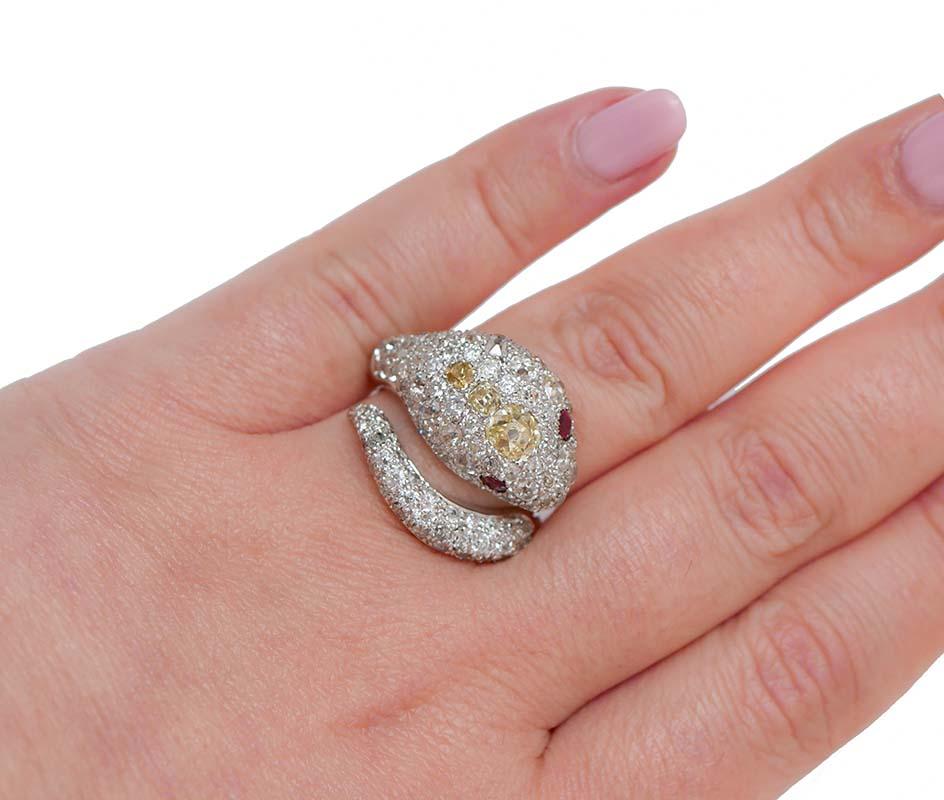 Rubies, Diamonds, Old-Cut Diamonds 18 Karat White Gold Snake Ring. In Good Condition In Marcianise, Marcianise (CE)
