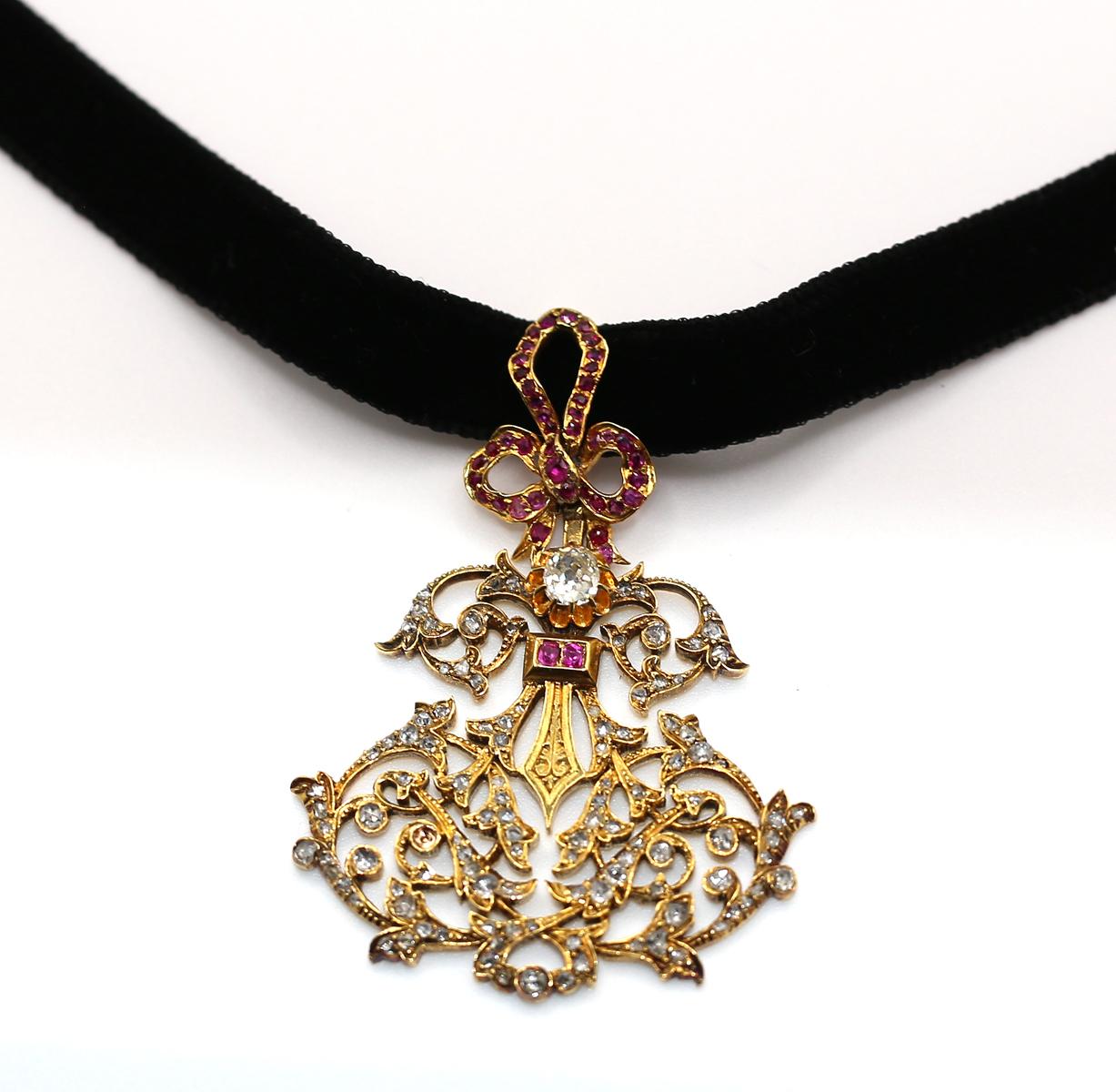 Rubíes Diamantes Colgante Cadena de Oro, 1900 en venta 5