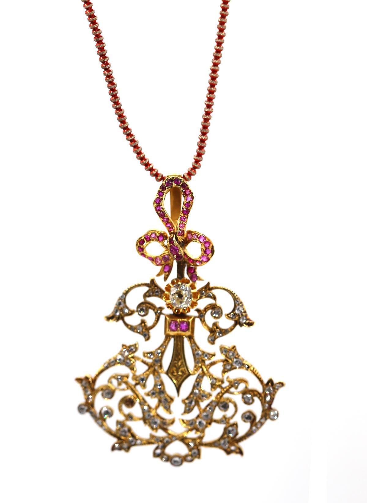 Rubíes Diamantes trabajo abierto Colgante.
Se presenta con una cadena de oro. Un cierre especial con estilo y un revestimiento rojo exclusivo para que coincida con el color de los Rubíes del colgante. Consiste en una araña de oro engastada con