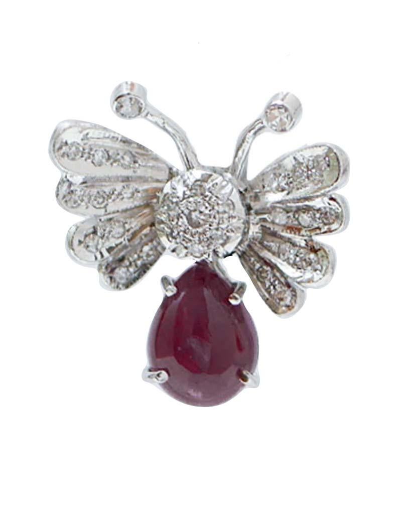 Modische Ohrringe aus Platin  Struktur mit Diamanten auf dem Kopf und den Flügeln. Der Korpus ist mit einem Rubin besetzt.
Diese Ohrringe wurden von italienischen Goldschmiedemeistern vollständig von Hand gefertigt und befinden sich in perfektem