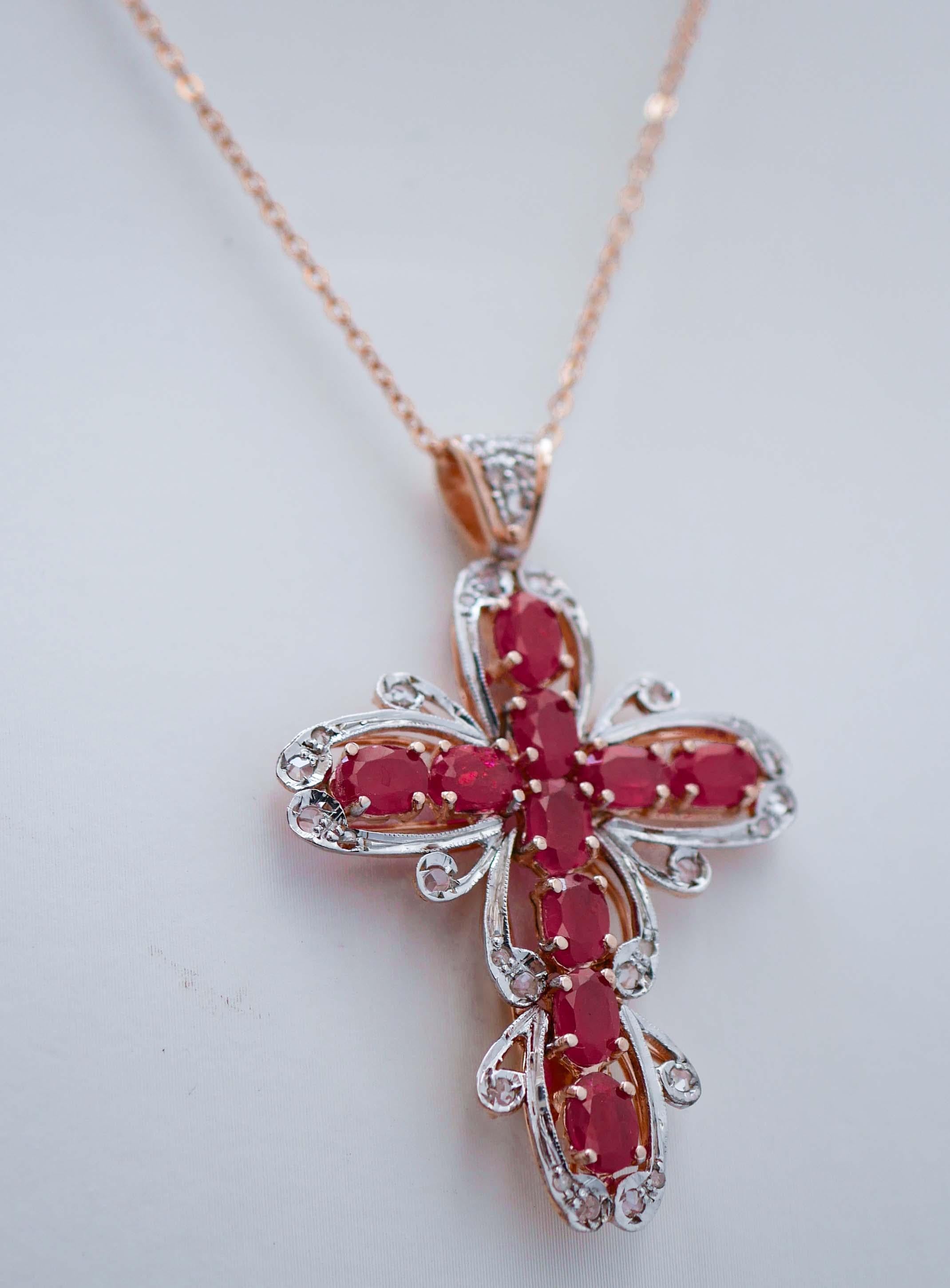 Halskette mit Kreuzanhänger aus Rubin, Diamanten, Roségold und Silber. (Retro) im Angebot