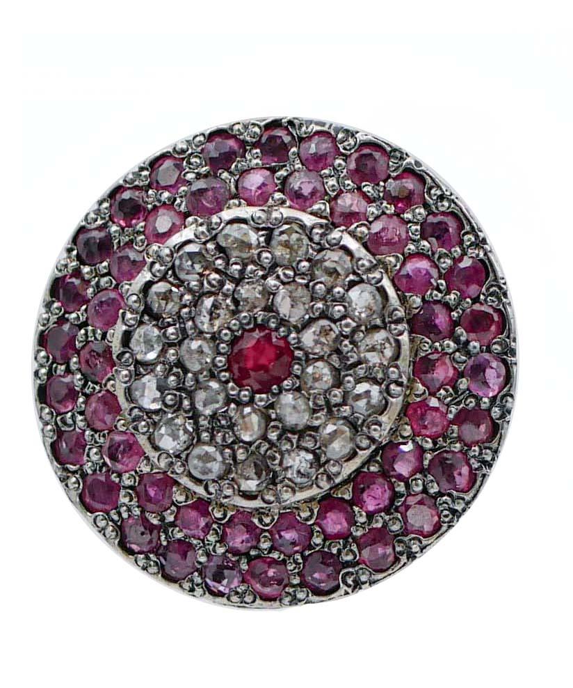 Fantastic earrings in 9 kt rose gold and silver structure mounted with a central ruby surrounded by a frame of diamonds and rubies.
These earrings were totally handmade by Italian master goldsmiths and they are in perfect conditions.
Diamonds 1.50