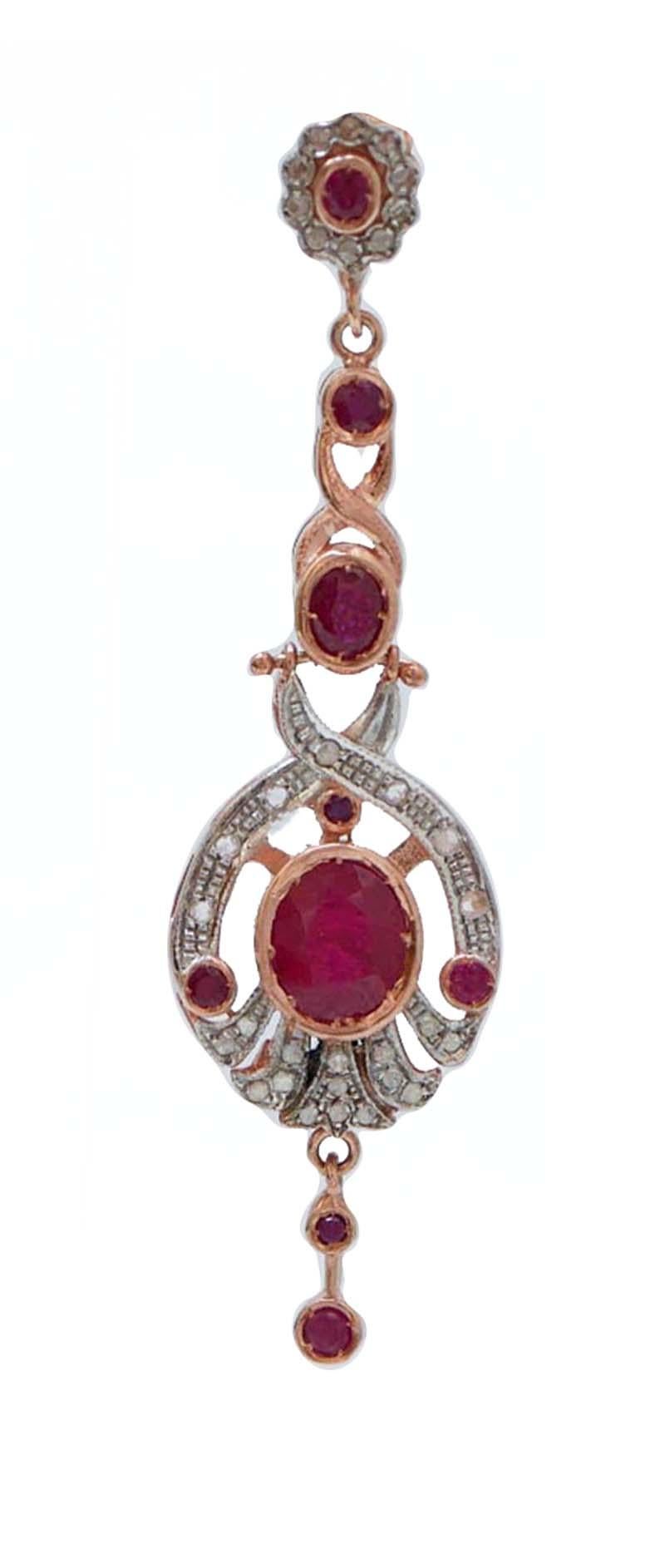 Fantastici orecchini in oro rosa 9 kt e struttura in argento montata, per tutta la lunghezza, con diamanti e rubini.
Questi orecchini sono stati realizzati totalmente a mano da maestri orafi italiani e sono in perfette condizioni.
Diamanti 0.47