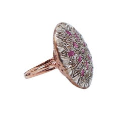 Anello con rubini, diamanti, oro rosa e argento.