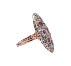 Ring aus Rubinen, Diamanten, Roségold und Silber.