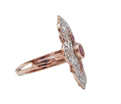 Anello con rubini, diamanti, oro rosa e argento.