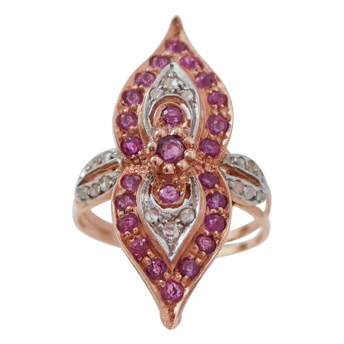 Anello con rubini, diamanti, oro rosa e argento. in vendita