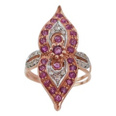 Anello con rubini, diamanti, oro rosa e argento.