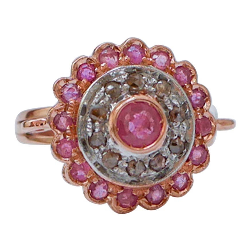 Anello con rubini, diamanti, oro rosa e argento.