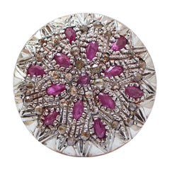Anello con rubini, diamanti, oro rosa e argento.