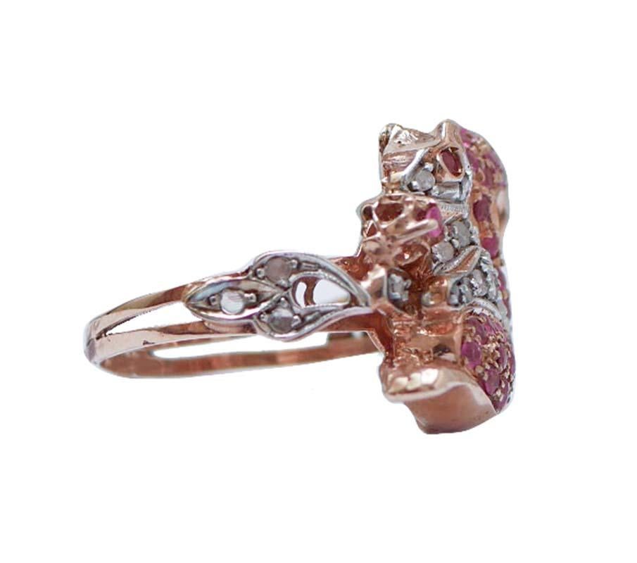 Anello moda scoiattolo in oro rosa 9 kt e struttura in argento montata con rubini e diamanti per tutto il corpo. Come occhi, un rubino.
Questo anello è stato realizzato totalmente a mano da maestri orafi italiani ed è in perfette