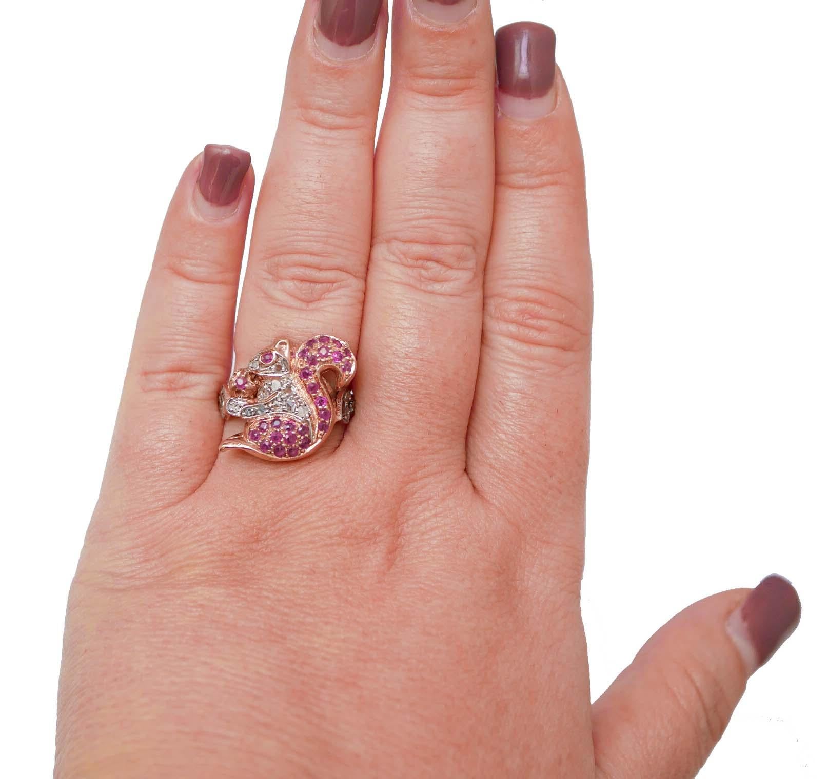 Taglio misto Anello con rubini, diamanti, scoiattolo in oro rosa e argento. in vendita