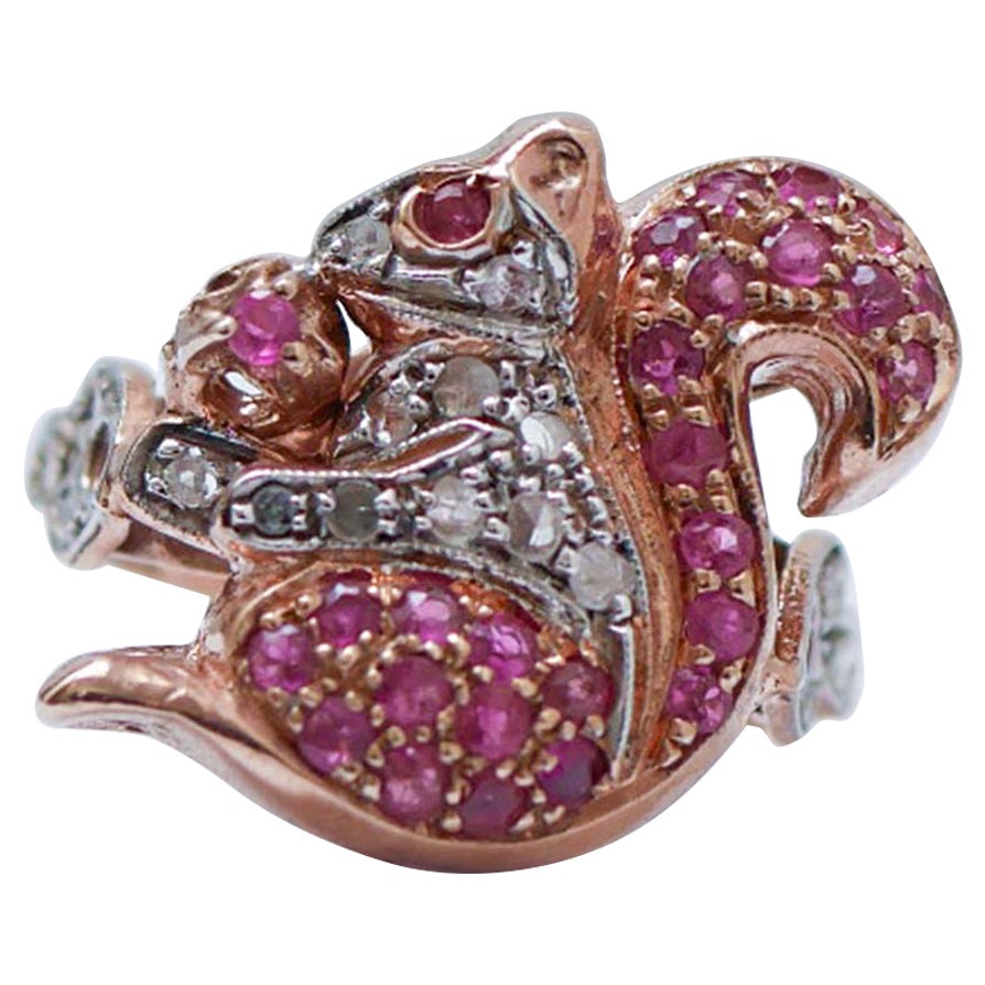 Anello con rubini, diamanti, scoiattolo in oro rosa e argento.