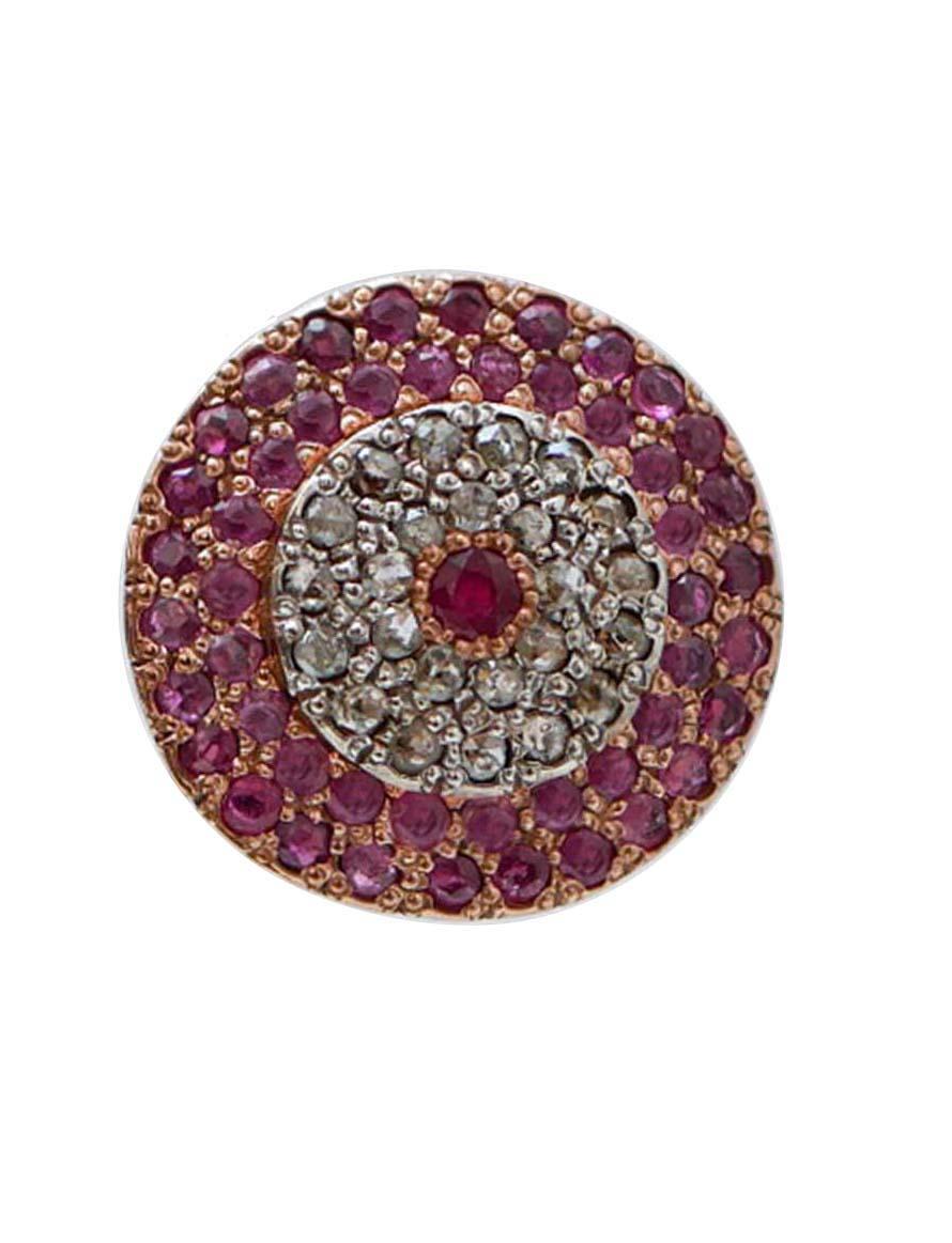 Incredibili orecchini a perno in oro rosa 9 kt e struttura in argento montata con un rubino centrale circondato da una cornice di diamanti e rubini.
Questi orecchini sono stati realizzati totalmente a mano da maestri orafi italiani e sono in