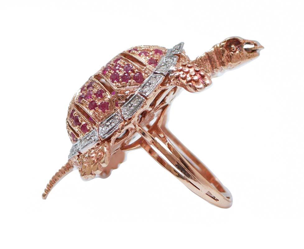 Anello tartaruga in oro rosa 9 kt e struttura in argento. Il prezioso guscio di tartaruga è arricchito da piccoli rubini circondati da diamanti.
La testa e la coda sono mobili.
Rubini 2,53 ct
Diamanti 0.29 ct
Peso totale 12,50 gr
RF  *GHHA
