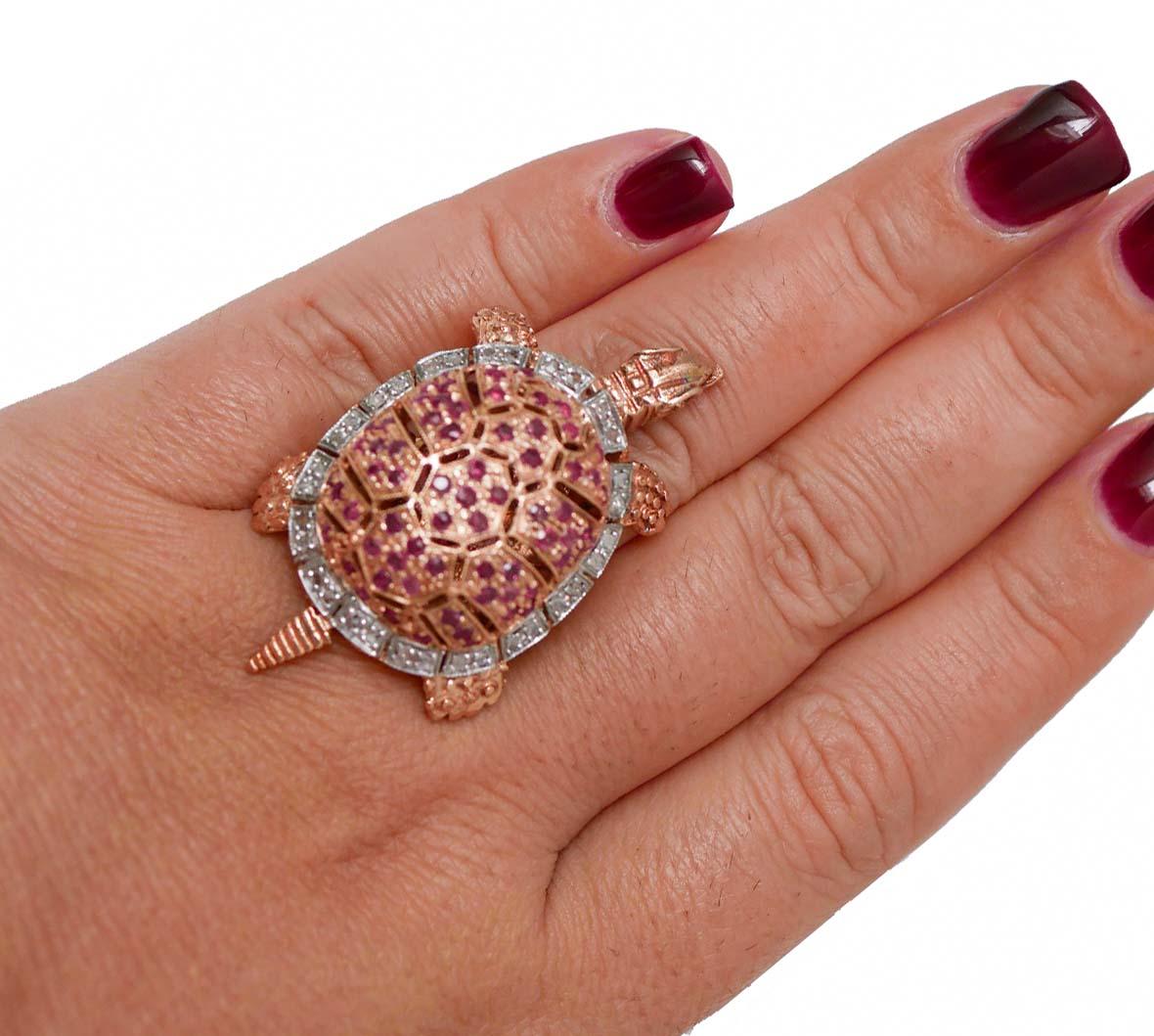 Anello con rubini, diamanti e tartaruga in oro rosa e argento In condizioni Nuovo in vendita a Marcianise, Marcianise (CE)