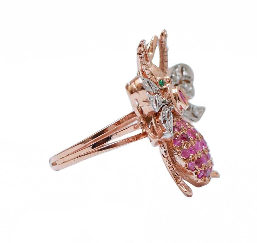 Anello fashion a forma di mosca in oro rosa 9 kt e struttura in argento montata con rubini sul collo e sul corpo; come occhi, due tsavorite e le ali sono tempestate di diamanti.
Diamanti 0,10 ct
Rubini 1.33 ct
Tsavorite 0.03 ct
Peso totale 9.20