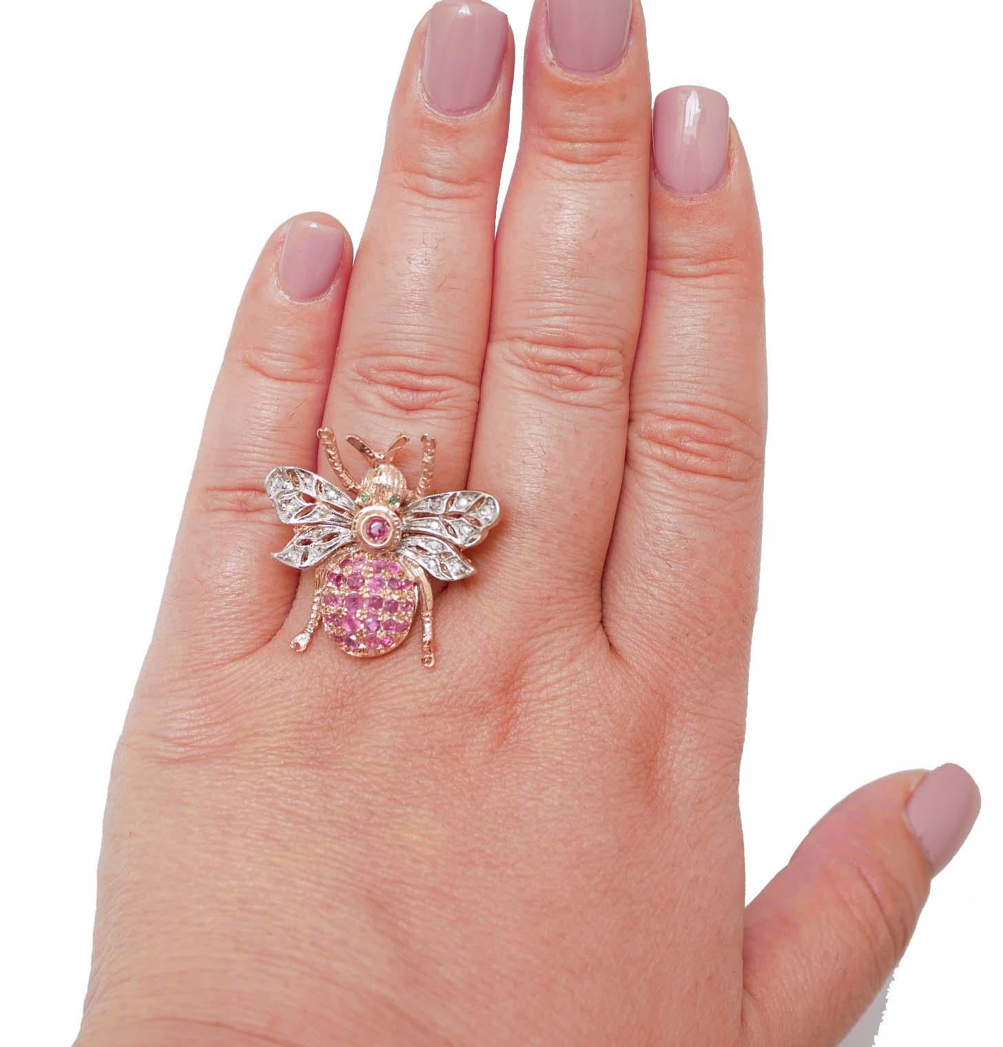 Taglio misto Rubini, diamanti, tsavorite, oro rosa e argento Forma della mosca  Anello. in vendita