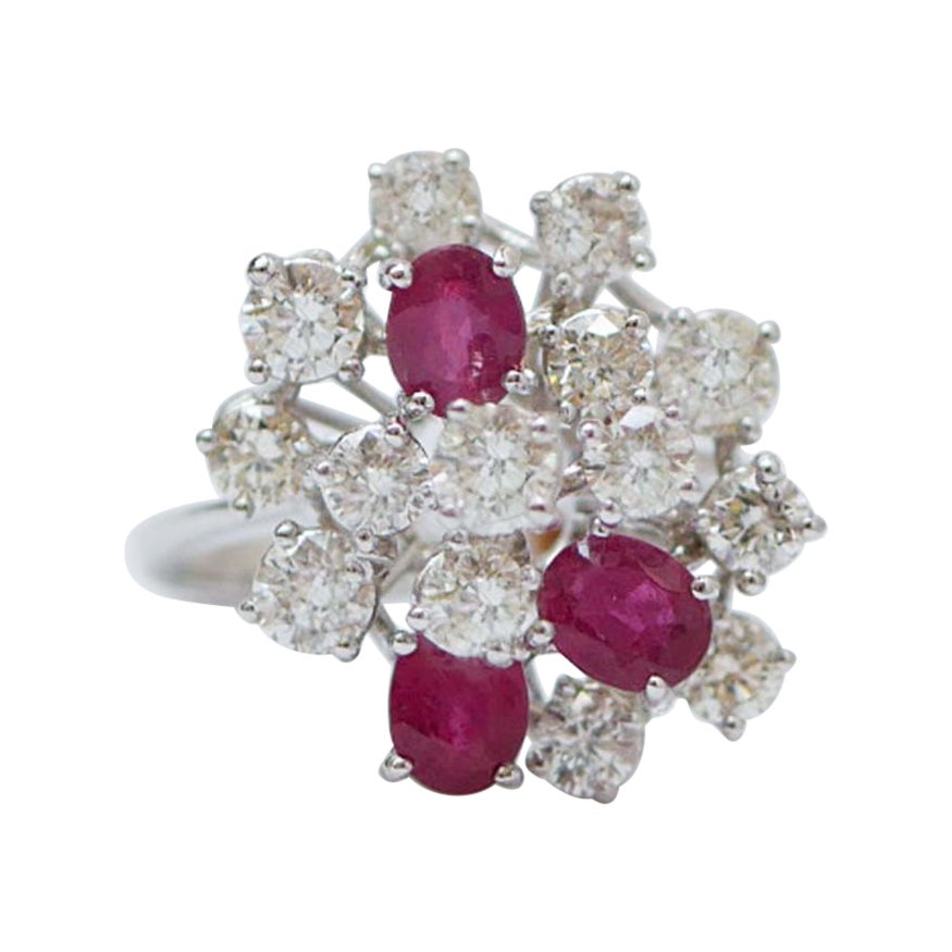 Anillo de rubíes, diamantes y oro blanco.