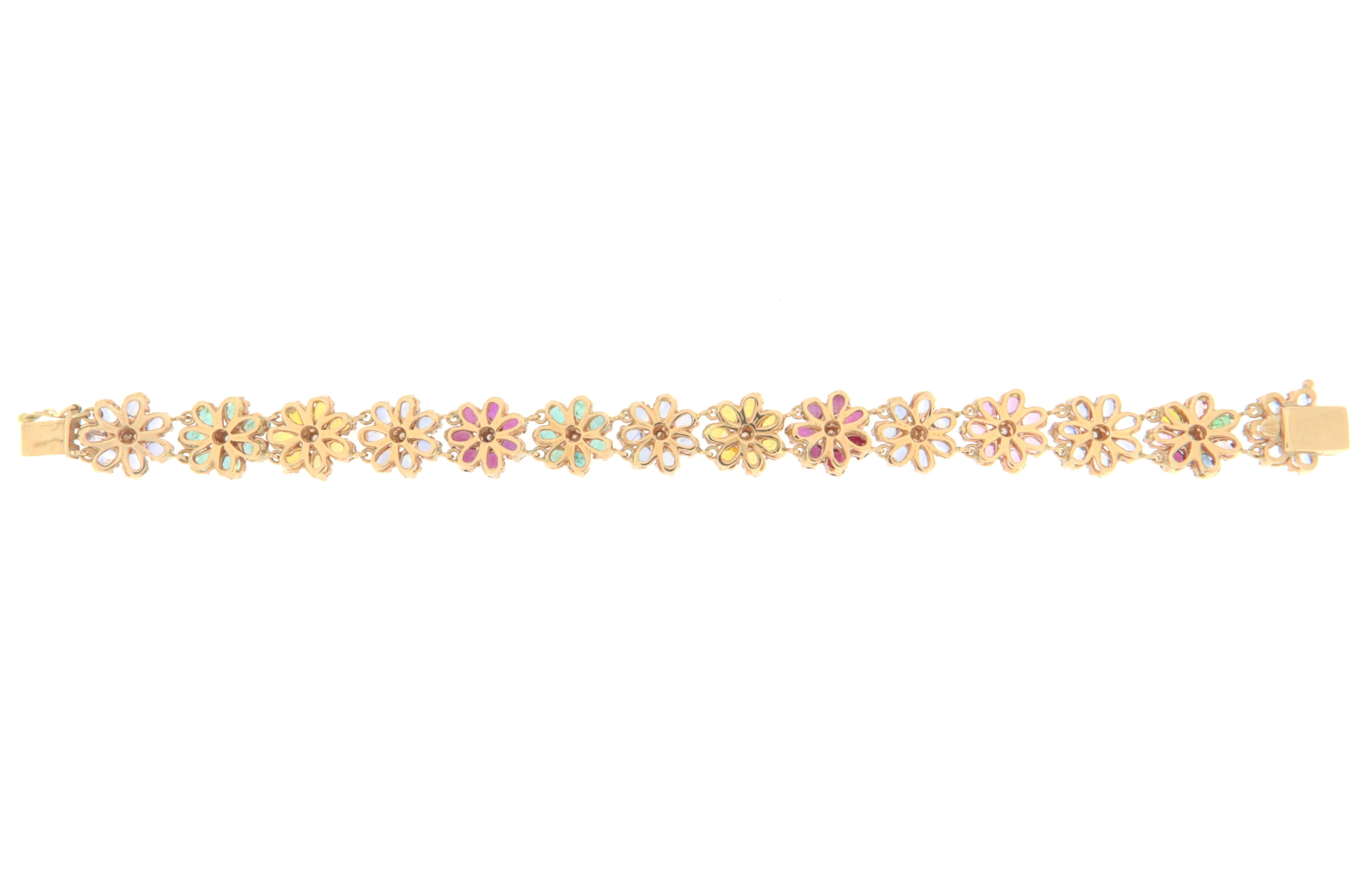 Artisan Bracelet manchette en or jaune 14 carats avec rubis, émeraudes, saphirs et diamants en vente