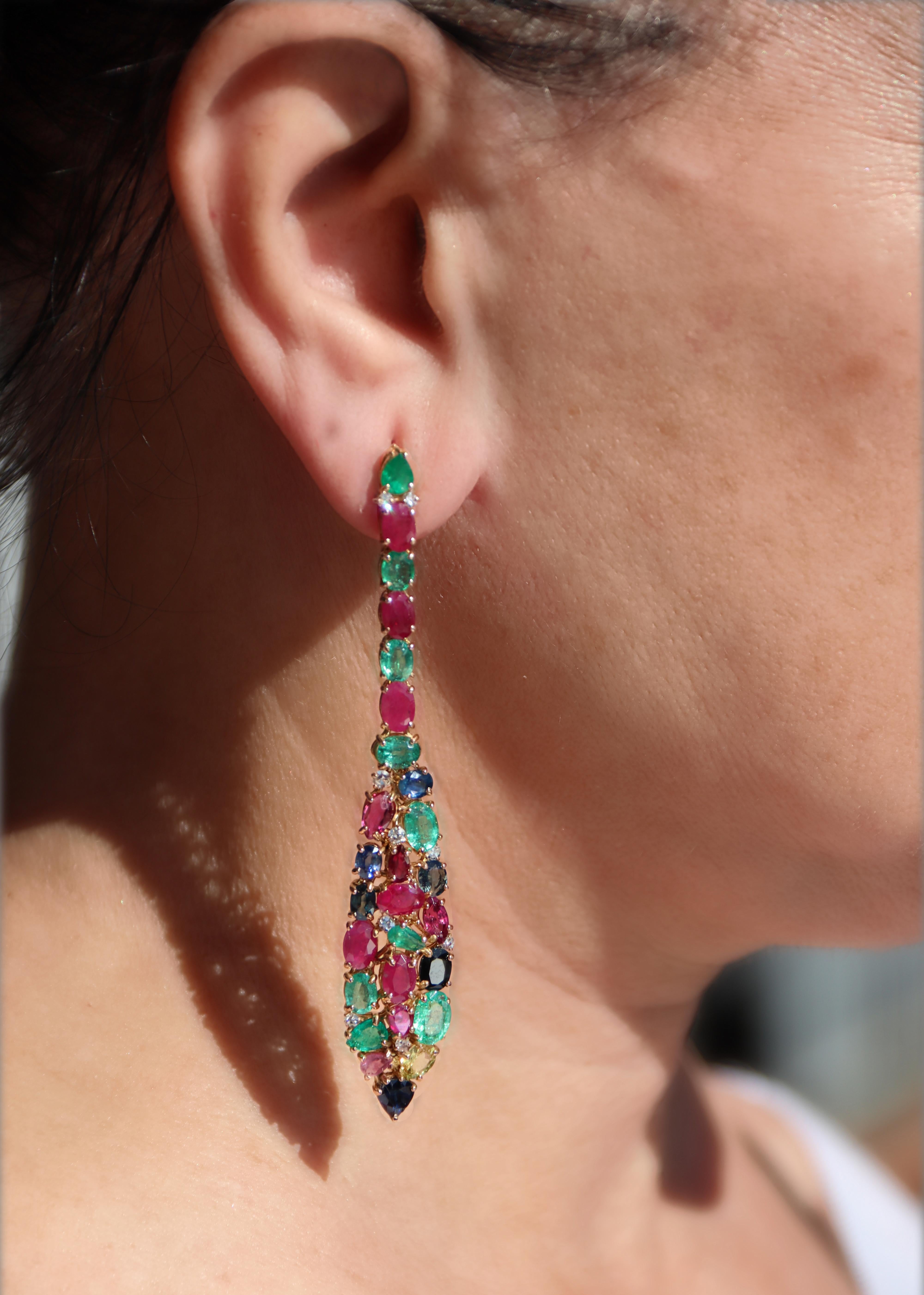 Donna Rubini Smeraldi Zaffiri Diamanti Orecchini pendenti in oro giallo 18 kt in vendita