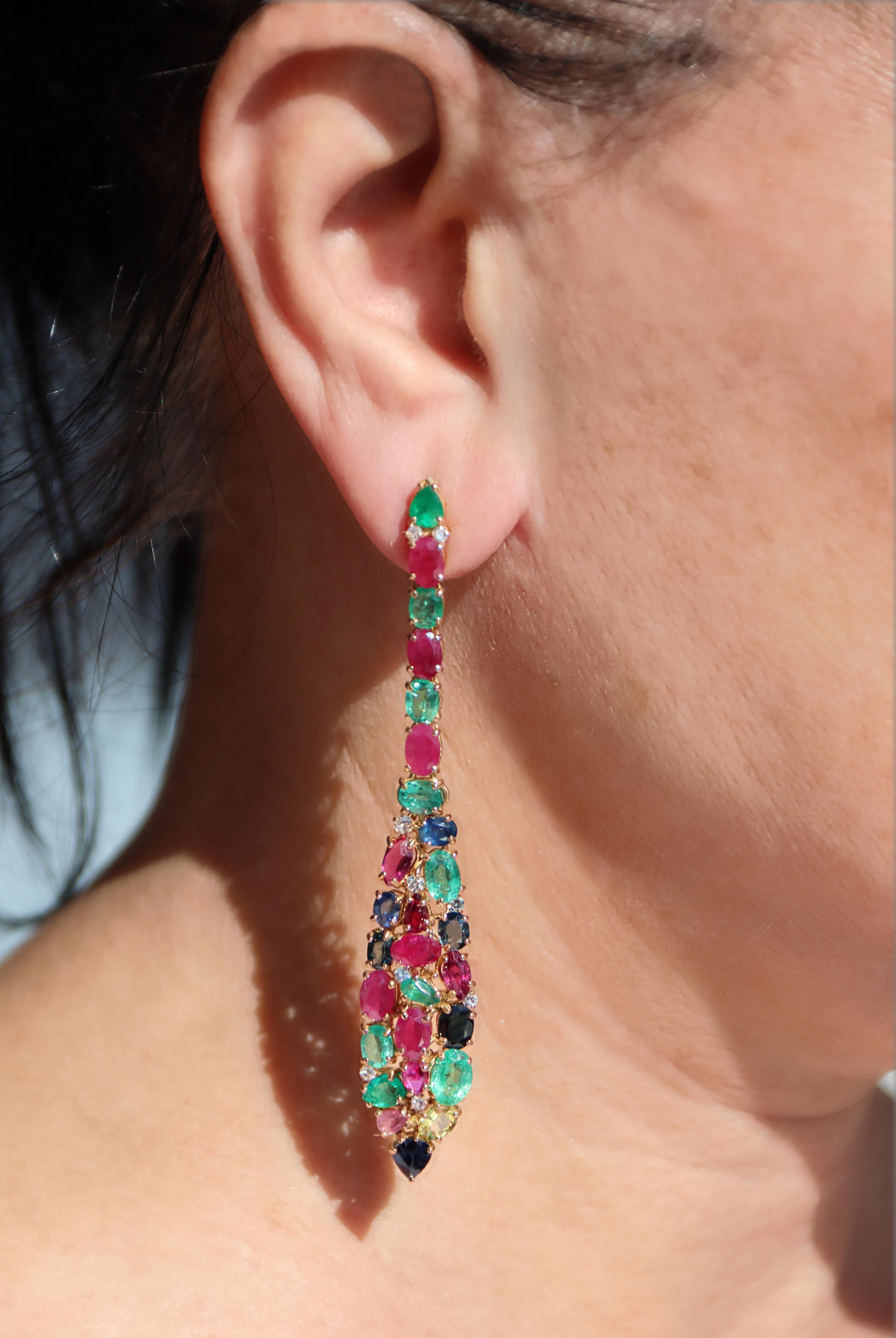 Rubini Smeraldi Zaffiri Diamanti Orecchini pendenti in oro giallo 18 kt in vendita 1