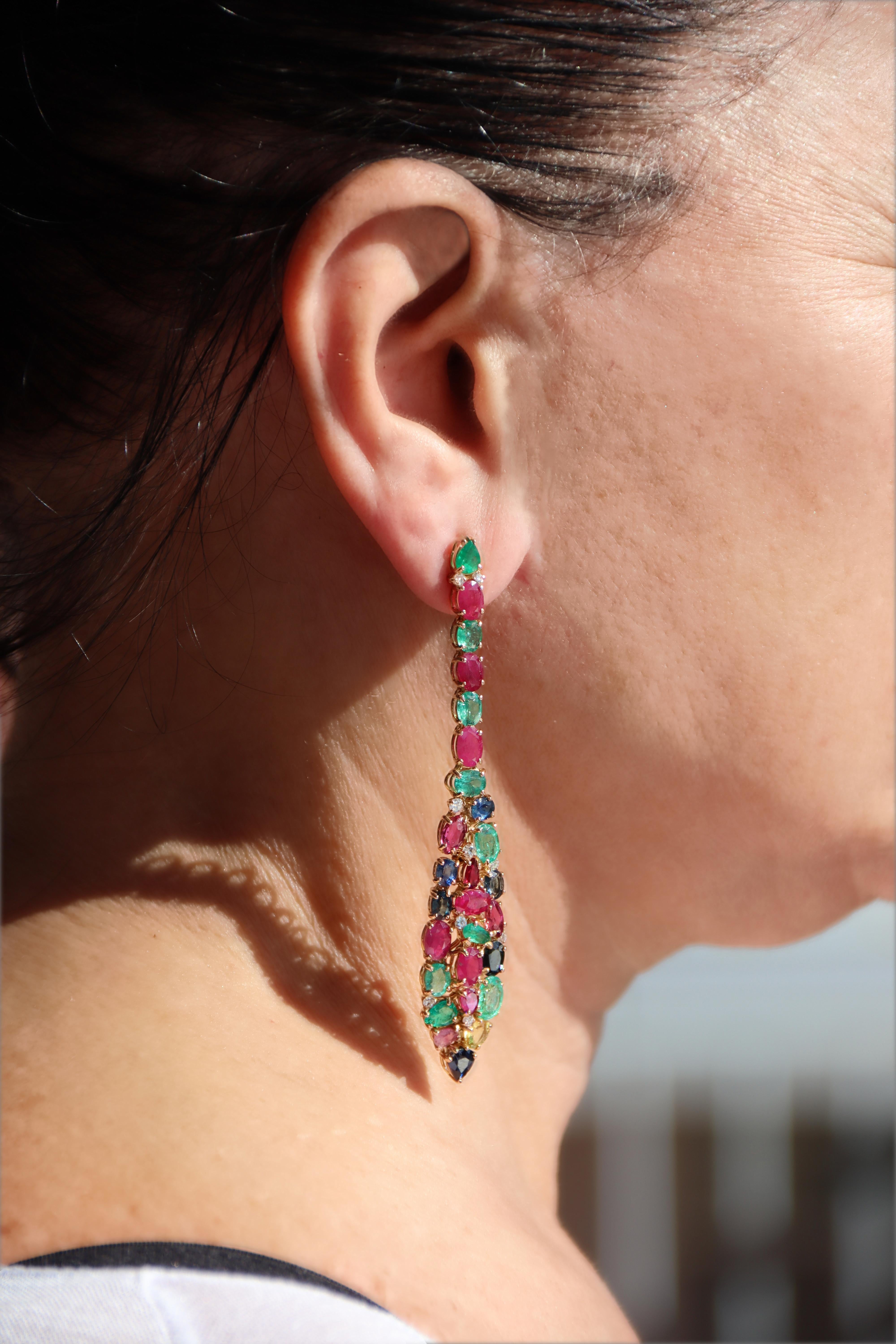 Rubini Smeraldi Zaffiri Diamanti Orecchini pendenti in oro giallo 18 kt in vendita 2