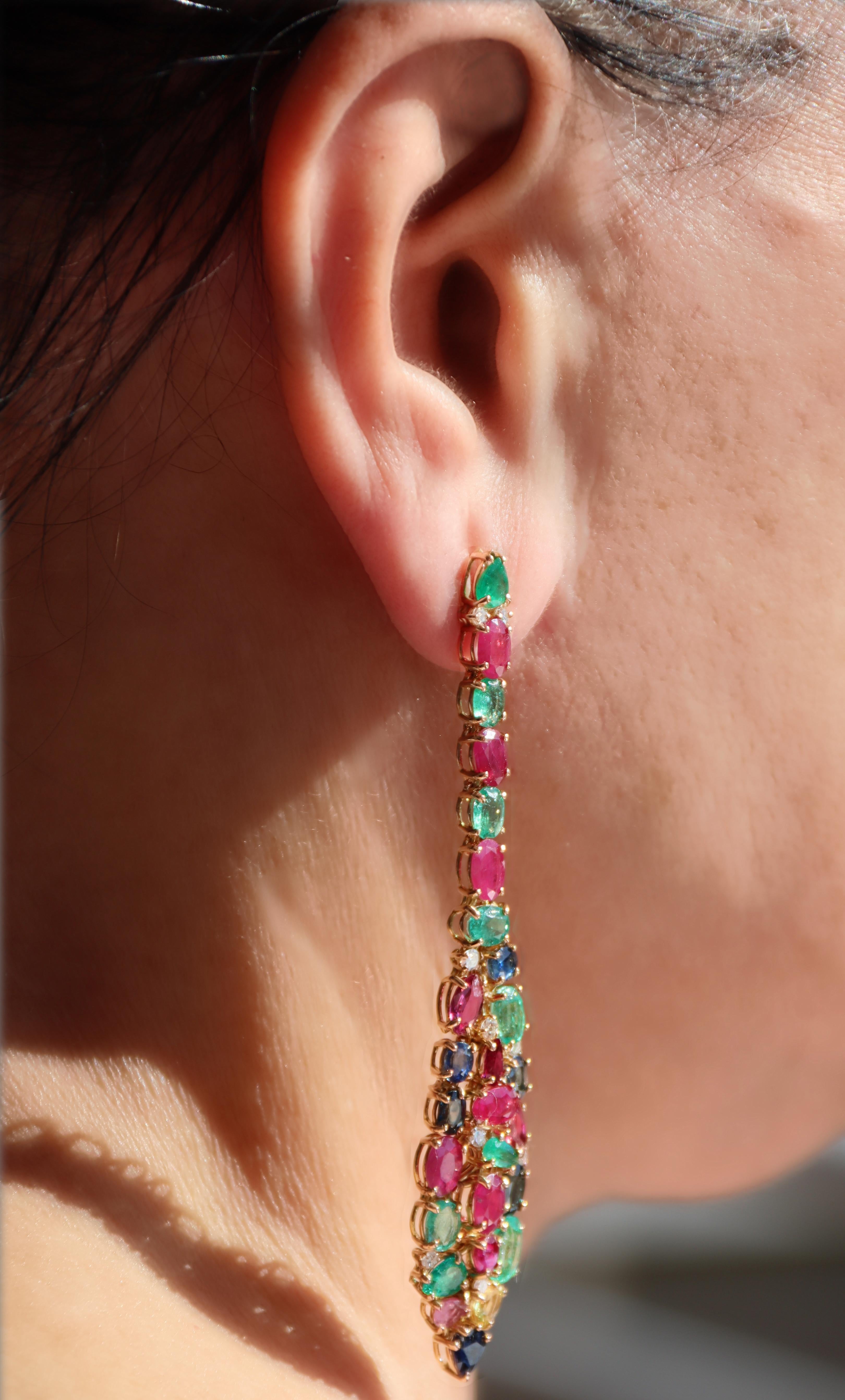 Rubini Smeraldi Zaffiri Diamanti Orecchini pendenti in oro giallo 18 kt in vendita 3