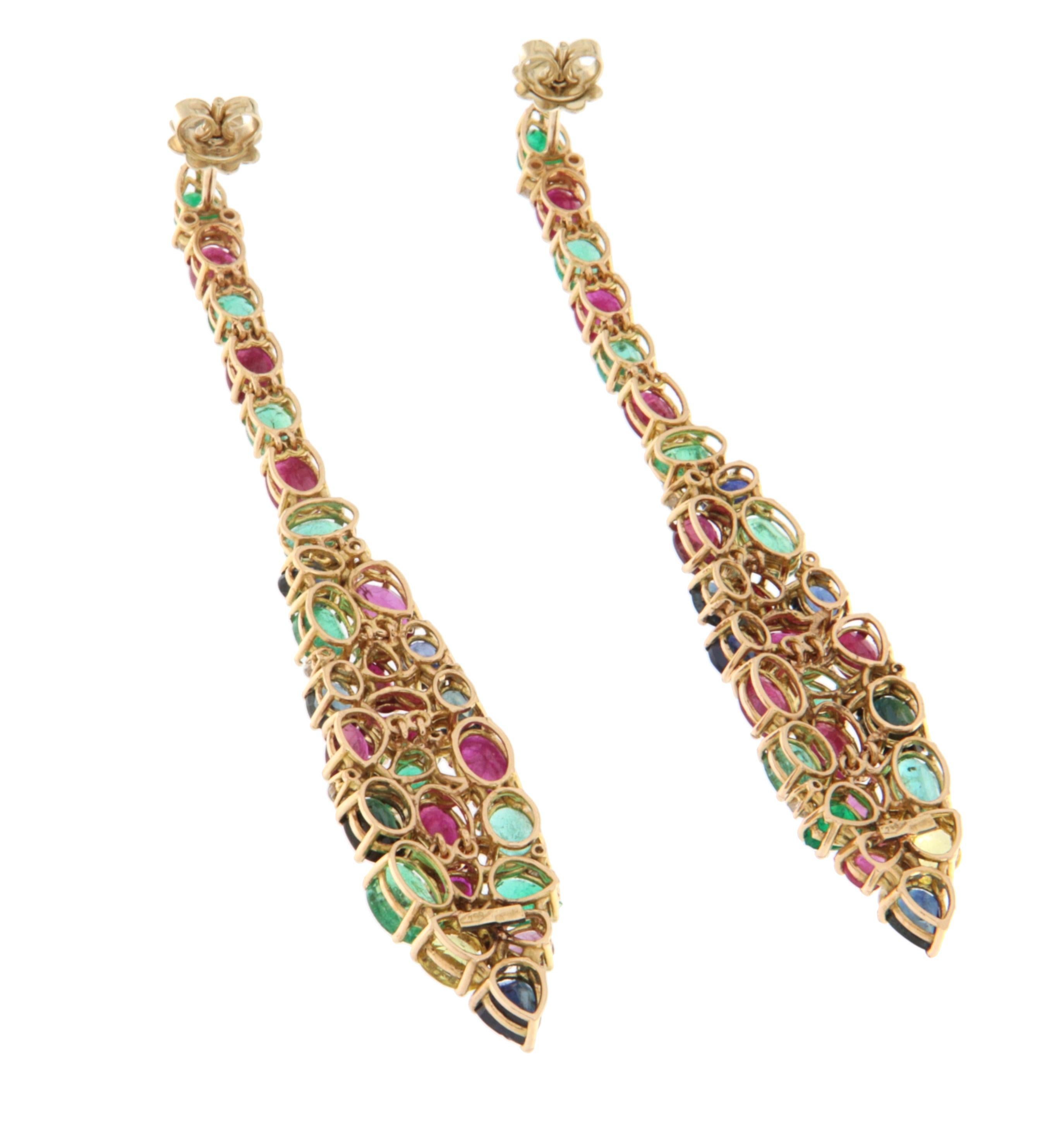 Taglio misto Rubini Smeraldi Zaffiri Diamanti Orecchini pendenti in oro giallo 18 kt in vendita