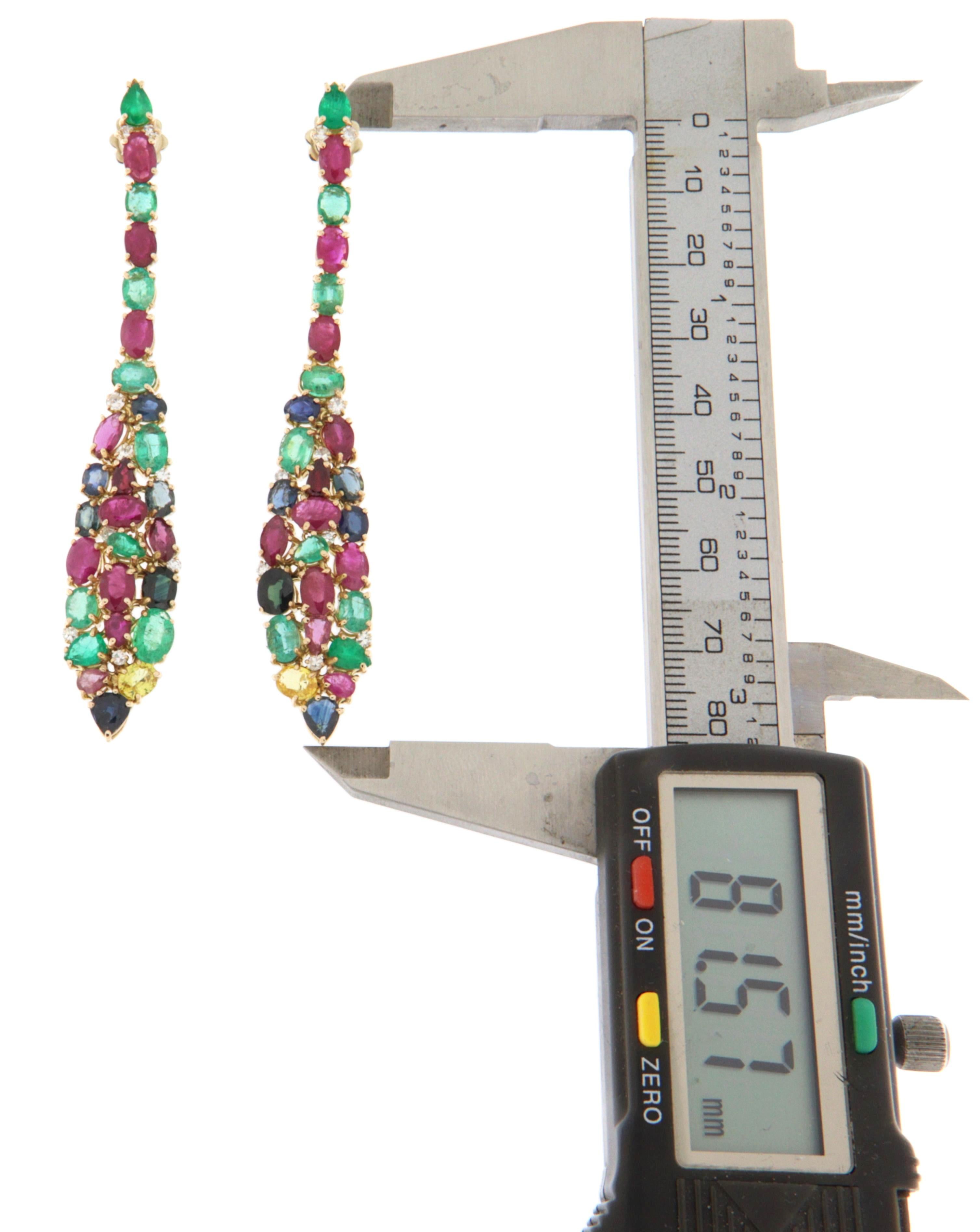 Rubini Smeraldi Zaffiri Diamanti Orecchini pendenti in oro giallo 18 kt In condizioni Nuovo in vendita a Marcianise, IT