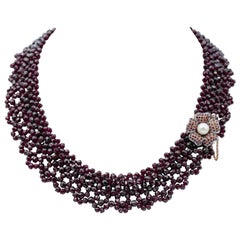 Rubini, granati, pietre, perle, collana a più fili in oro rosa e argento