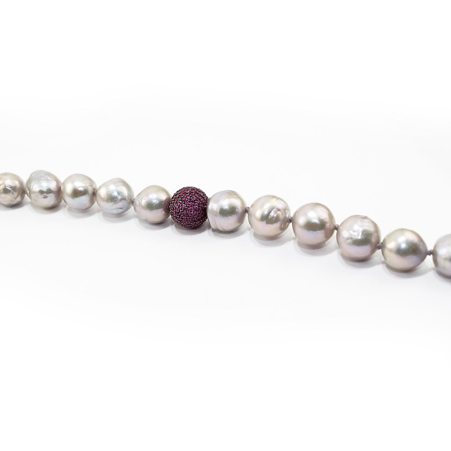 Rubies Pave, Pearls and Silver Clasp In New Condition In Torre del Greco, IT