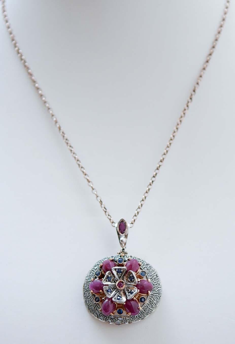 Retrò pendant necklace in 14 kt rose gold and silver structure mounted with a flower of rubies and sapphires surrounded by diamonds.
This pendant will come with a rubber chain with steel closure.
This pendant was totally handmade by Italian master