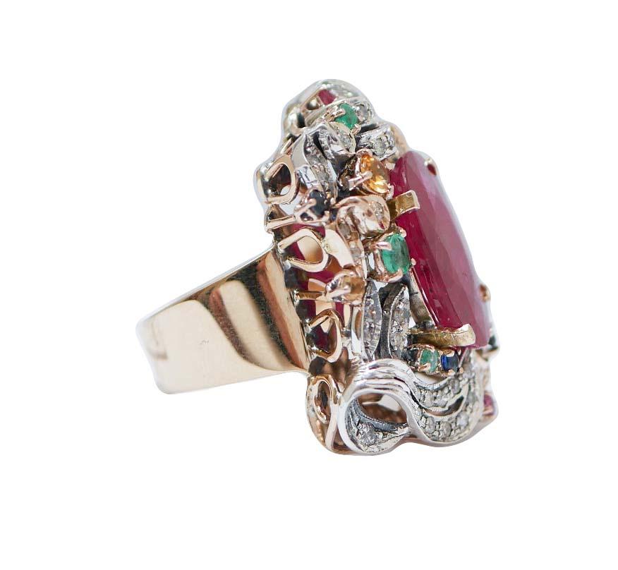 Fantastico anello in oro rosa 9 kt e struttura in argento montato con un rubino centrale circondato da una cornice di diamanti, zaffiri, rubini e smeraldi.
Questo anello è stato realizzato totalmente a mano da maestri orafi italiani ed è in perfette