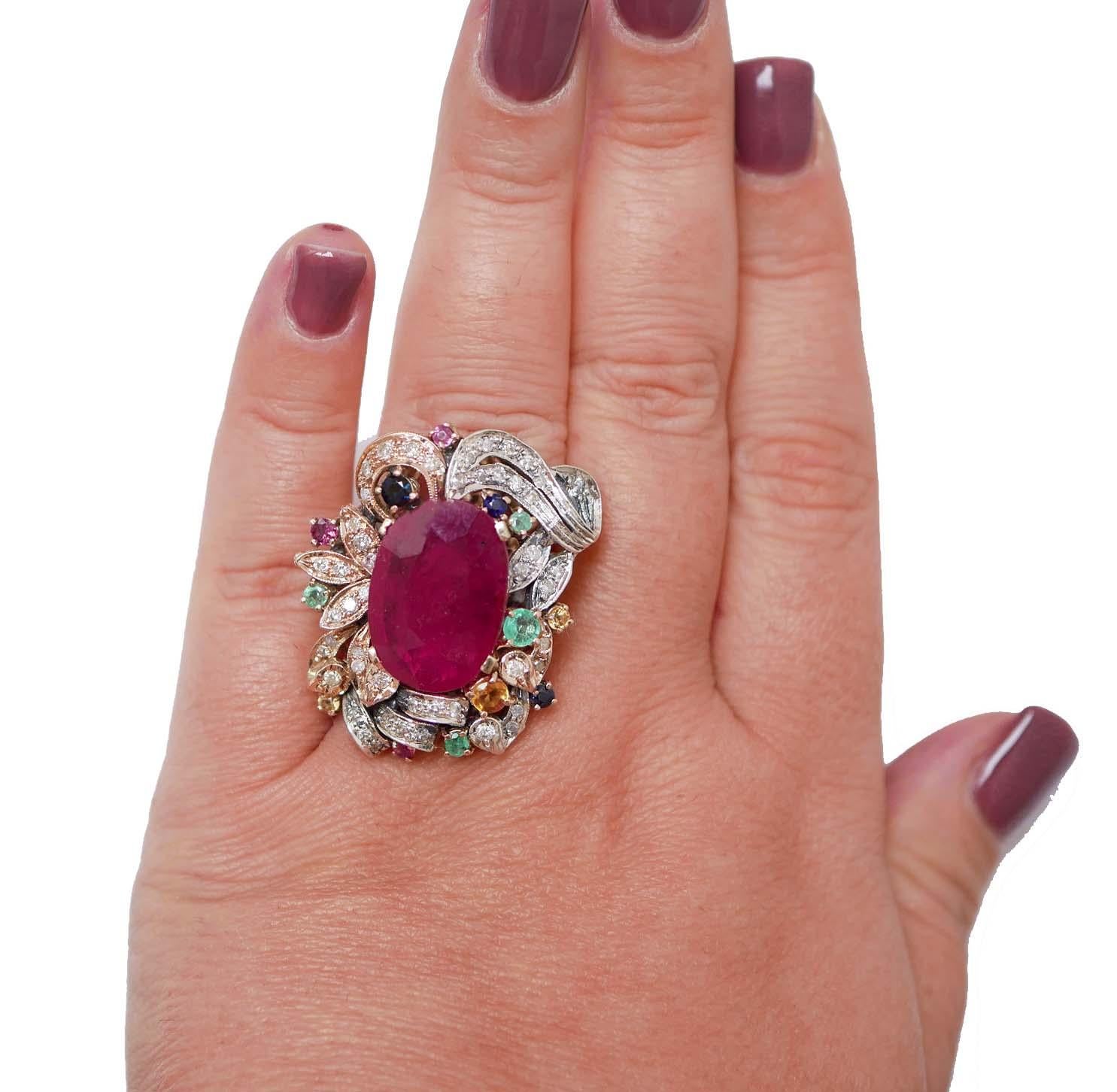 Taglio misto Rubini, zaffiri, smeraldi, diamanti, anello in oro rosa e argento. in vendita