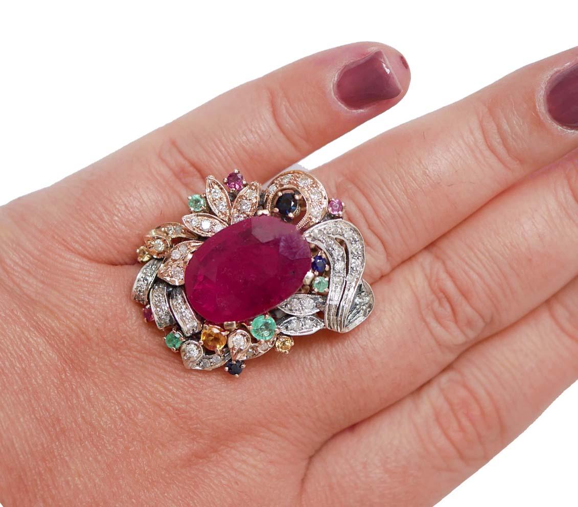 Rubini, zaffiri, smeraldi, diamanti, anello in oro rosa e argento. In condizioni buone in vendita a Marcianise, Marcianise (CE)