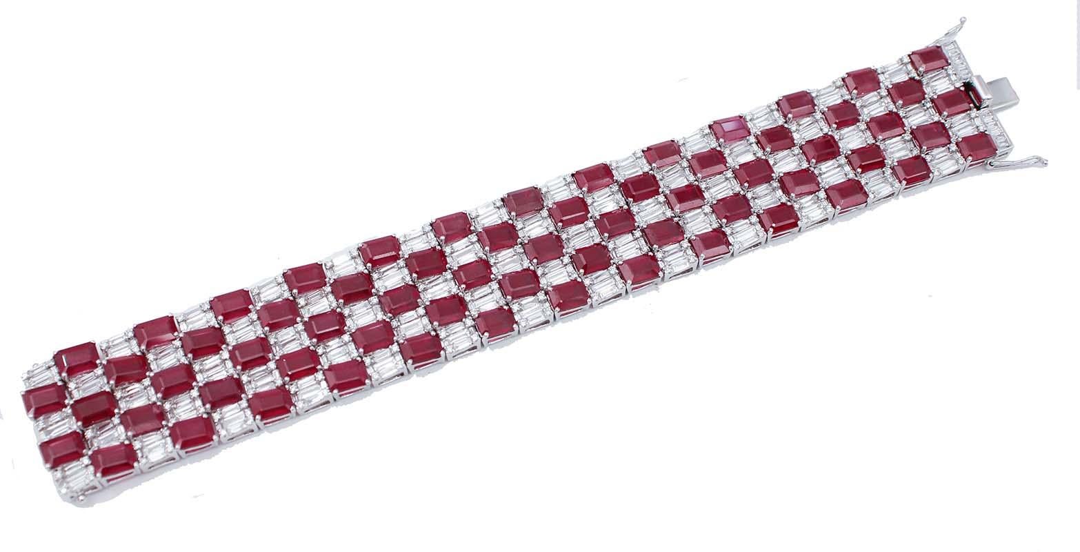 SHIPPING POLICY:
No additional costs will be added to this order.
Shipping costs will be totally covered by the seller (customs duties included). 

Beautiful bracelet in 18 karat white gold structure mounted with rubies and diamonds.
Diamonds 17.10