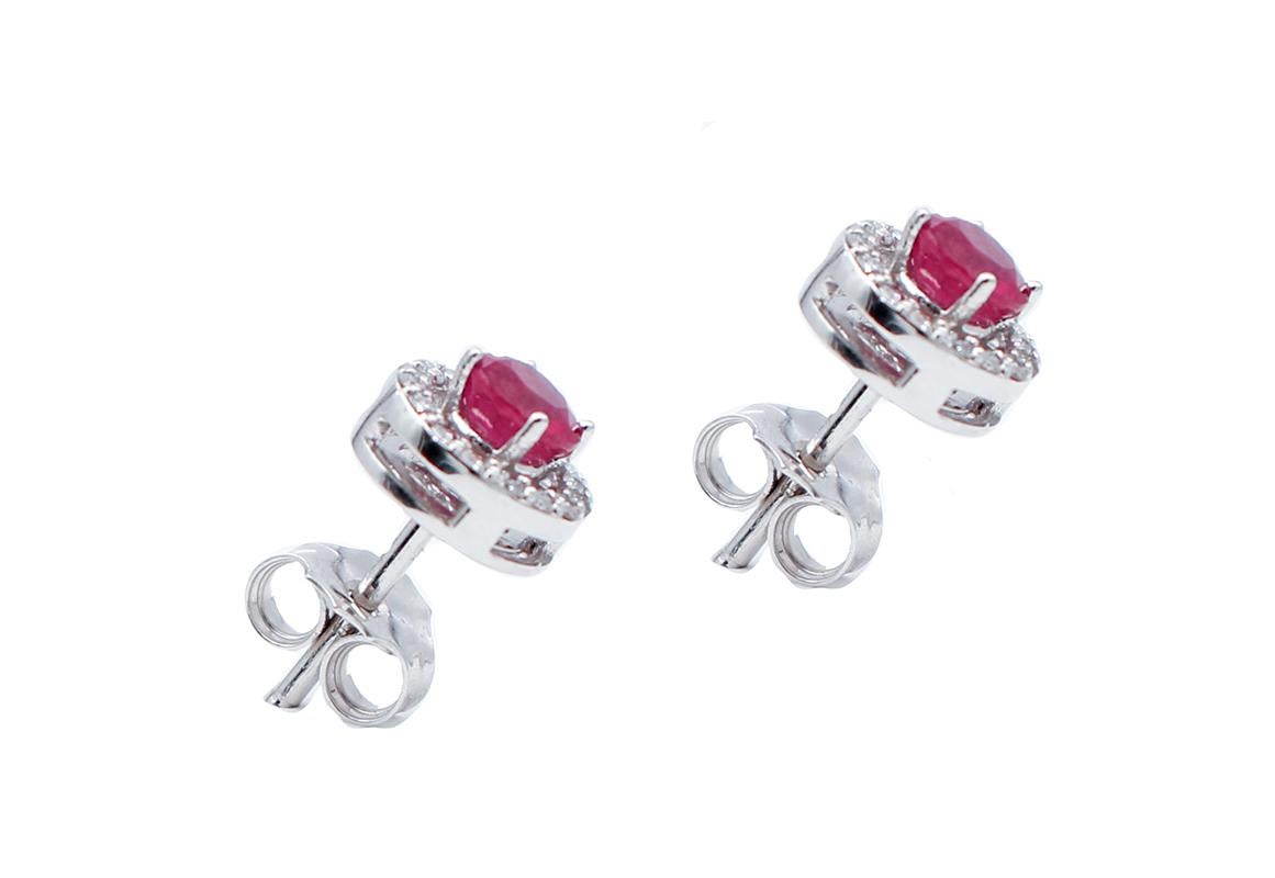Moderne Boucles d'oreilles en or blanc 18 carats, rubis, diamants en vente