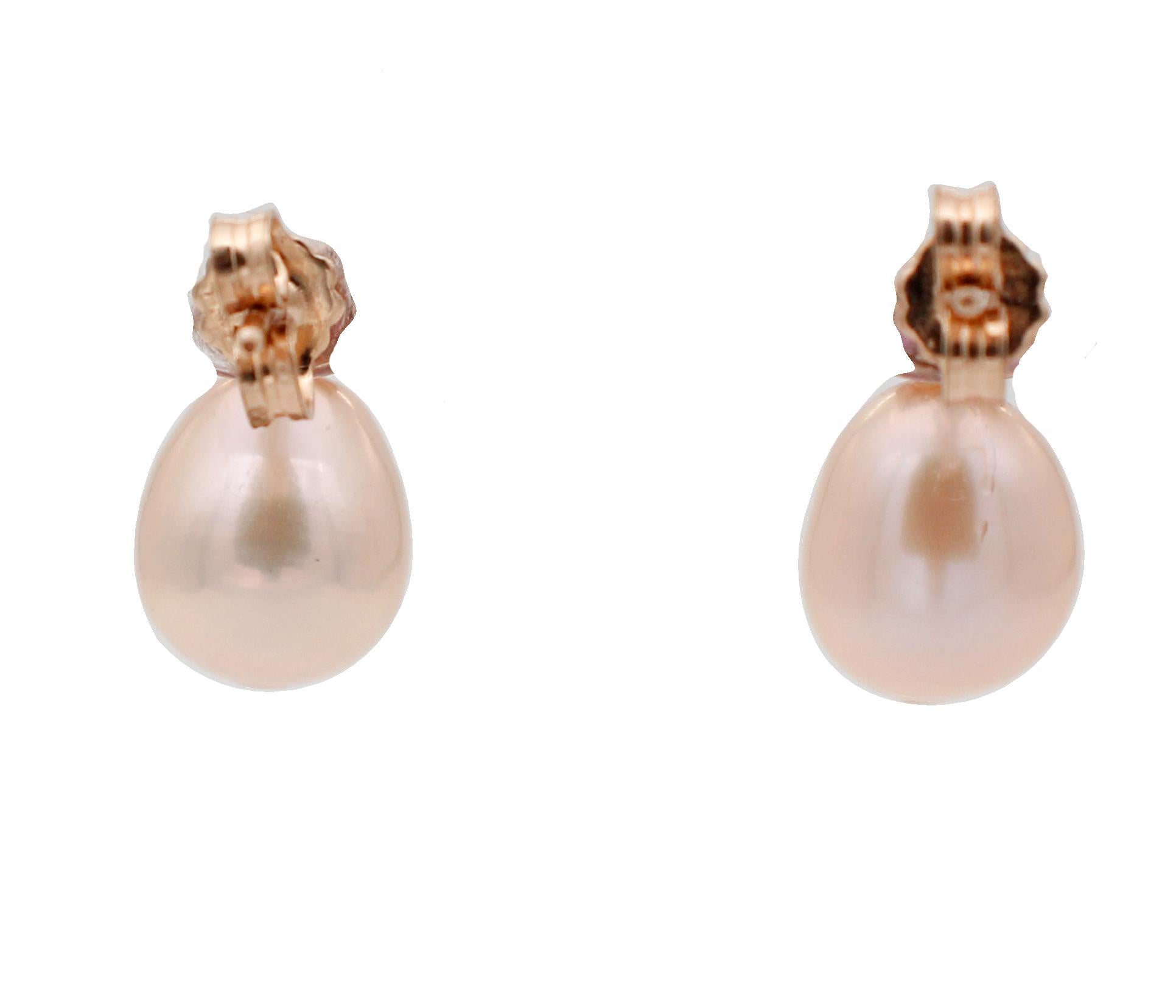 Gorgeous dangle earrings in 14 karat rose gold structure mounted, in the upper part, with rubies and a little diamonds.As pendant, a pink pearl.
The origin of these earrings goes back to the 1980s. They were totally handmade by Italian master