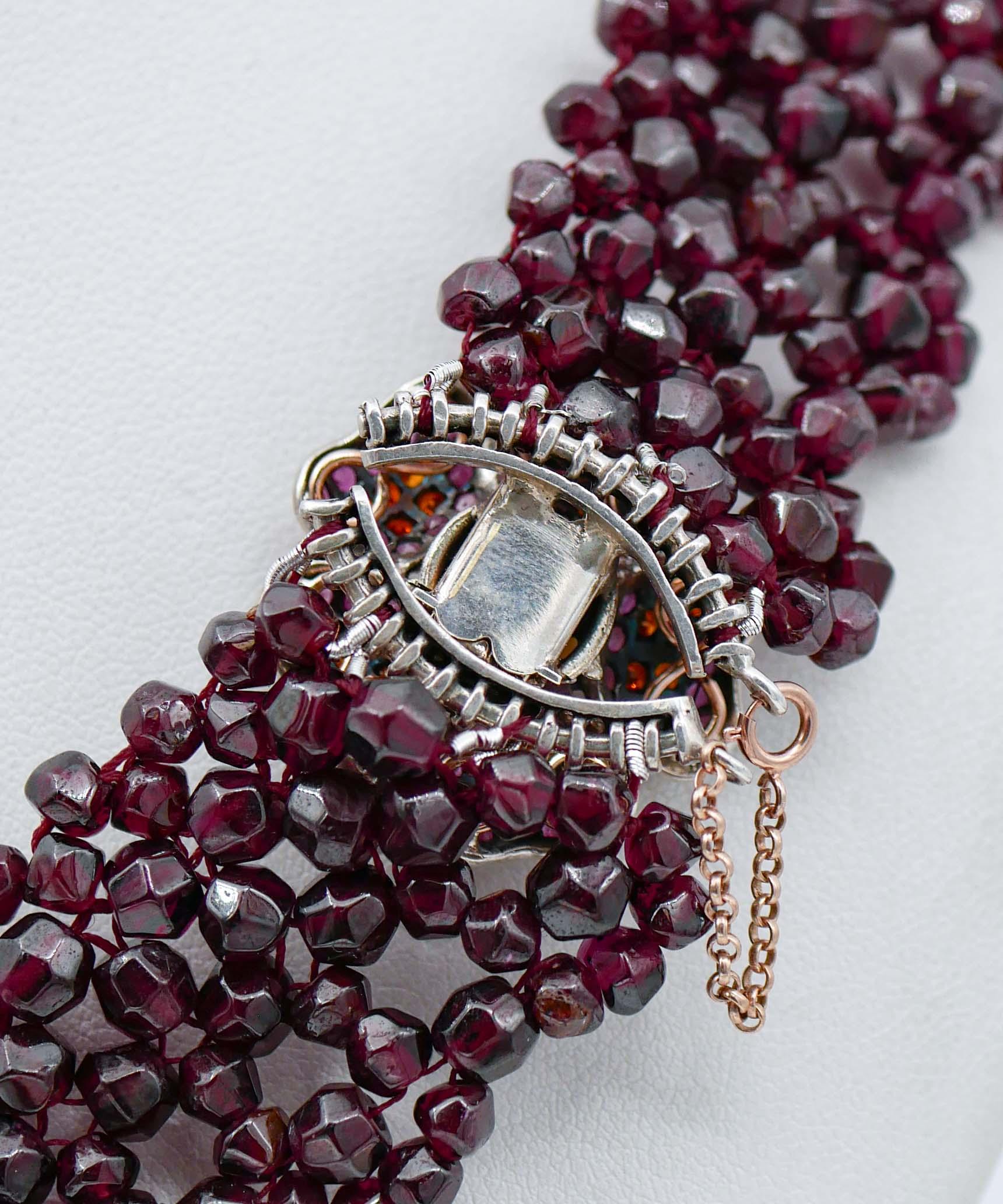 Mehrreihige Halskette mit Rubinen, Granaten, Steinen, Perlen, Roségold und Silber (Gemischter Schliff) im Angebot