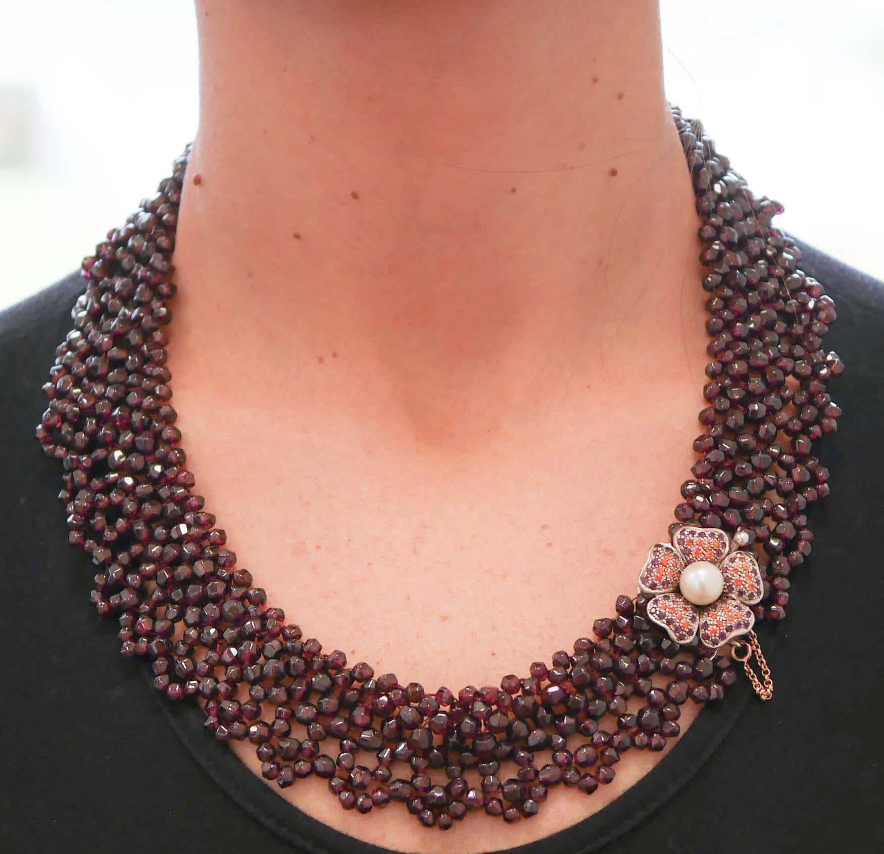 Mehrreihige Halskette mit Rubinen, Granaten, Steinen, Perlen, Roségold und Silber Damen im Angebot