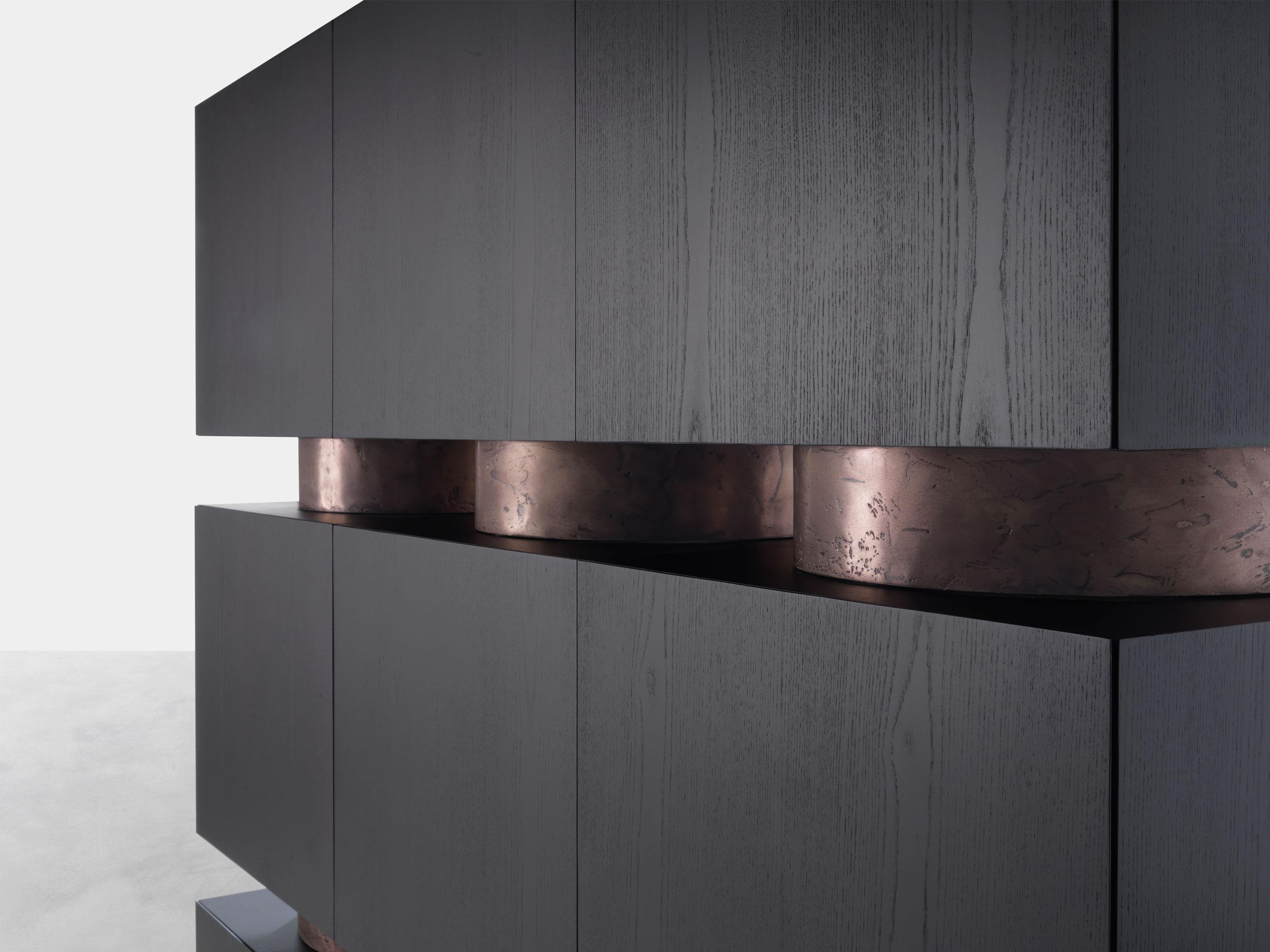Inspired by the most famous of cubes, these volumes can be juxtaposed or stacked endlessly. Its rigid and
essential appearance is inversely proportional to its compositional flexibility.
Plywood structure and door with workmanship at 45 degrees.