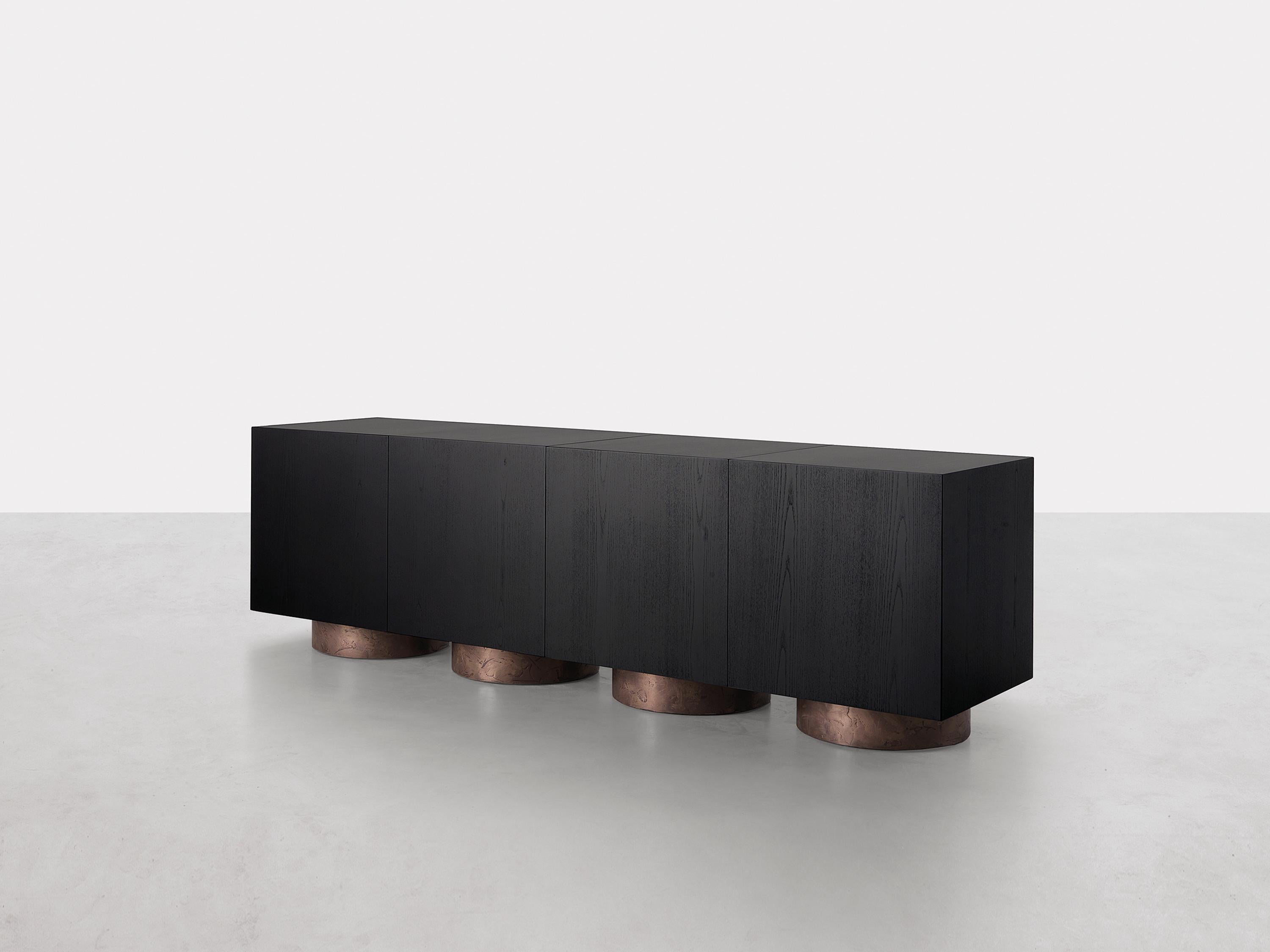 Inspired by the most famous of cubes, these volumes can be juxtaposed or stacked endlessly. Its rigid and
essential appearance is inversely proportional to its compositional flexibility.
Plywood structure and door with workmanship at 45 degrees.