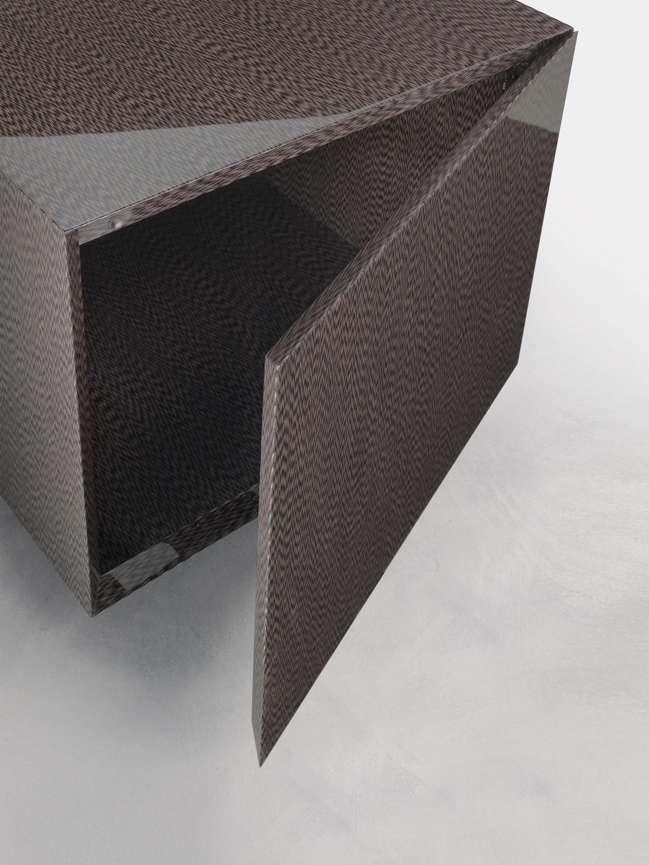 Inspired by the most famous of cubes, these volumes can be juxtaposed or stacked endlessly. Its rigid and
essential appearance is inversely proportional to its compositional flexibility.
Plywood structure and door with workmanship at 45 degrees.
