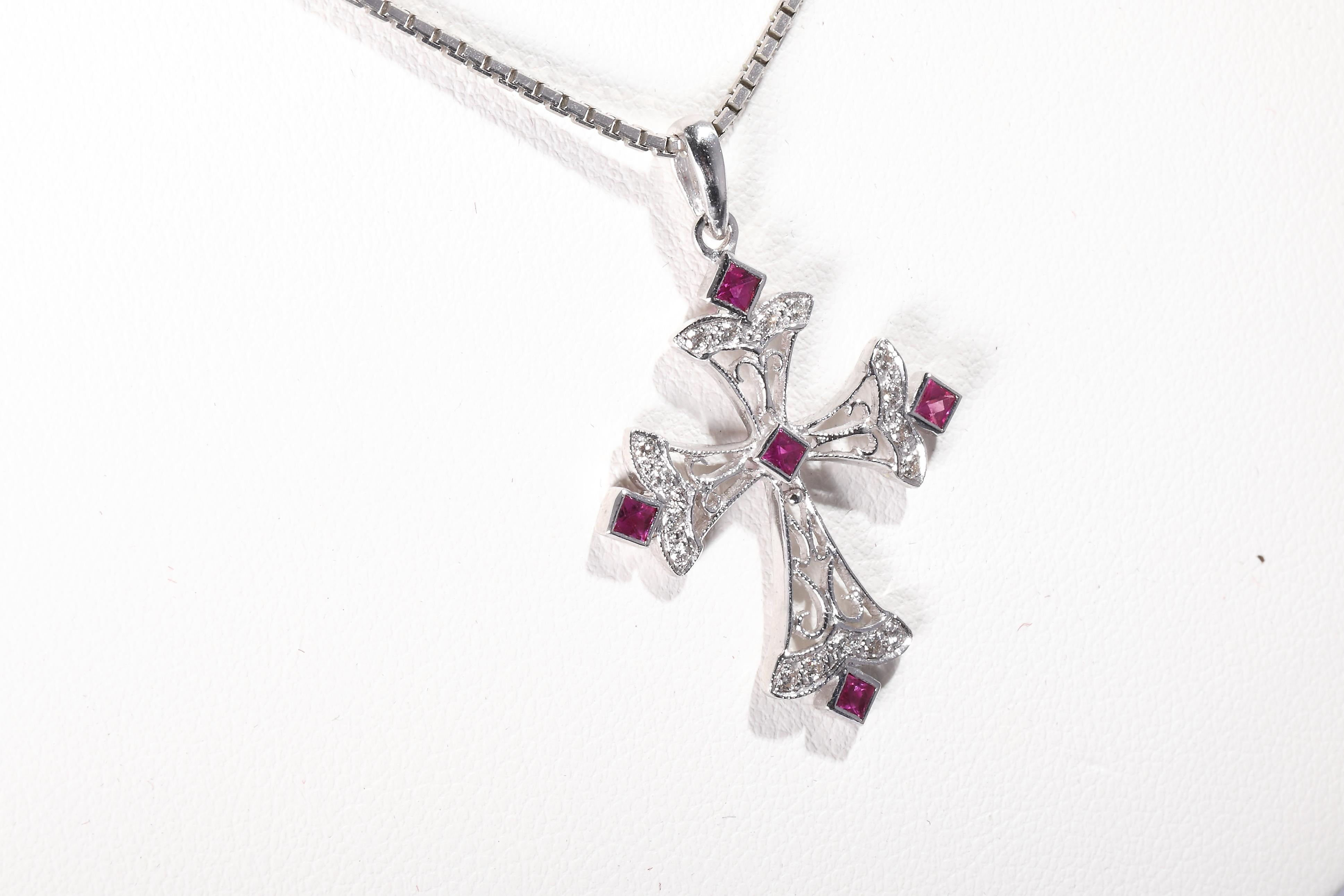 18 k white gold
hallmarked with fineness 750
5 rubies together 0,38 ct
diamonds together 0,12 ct
Size: approx. 30 x 23 mm
weight: 2,2 gram
