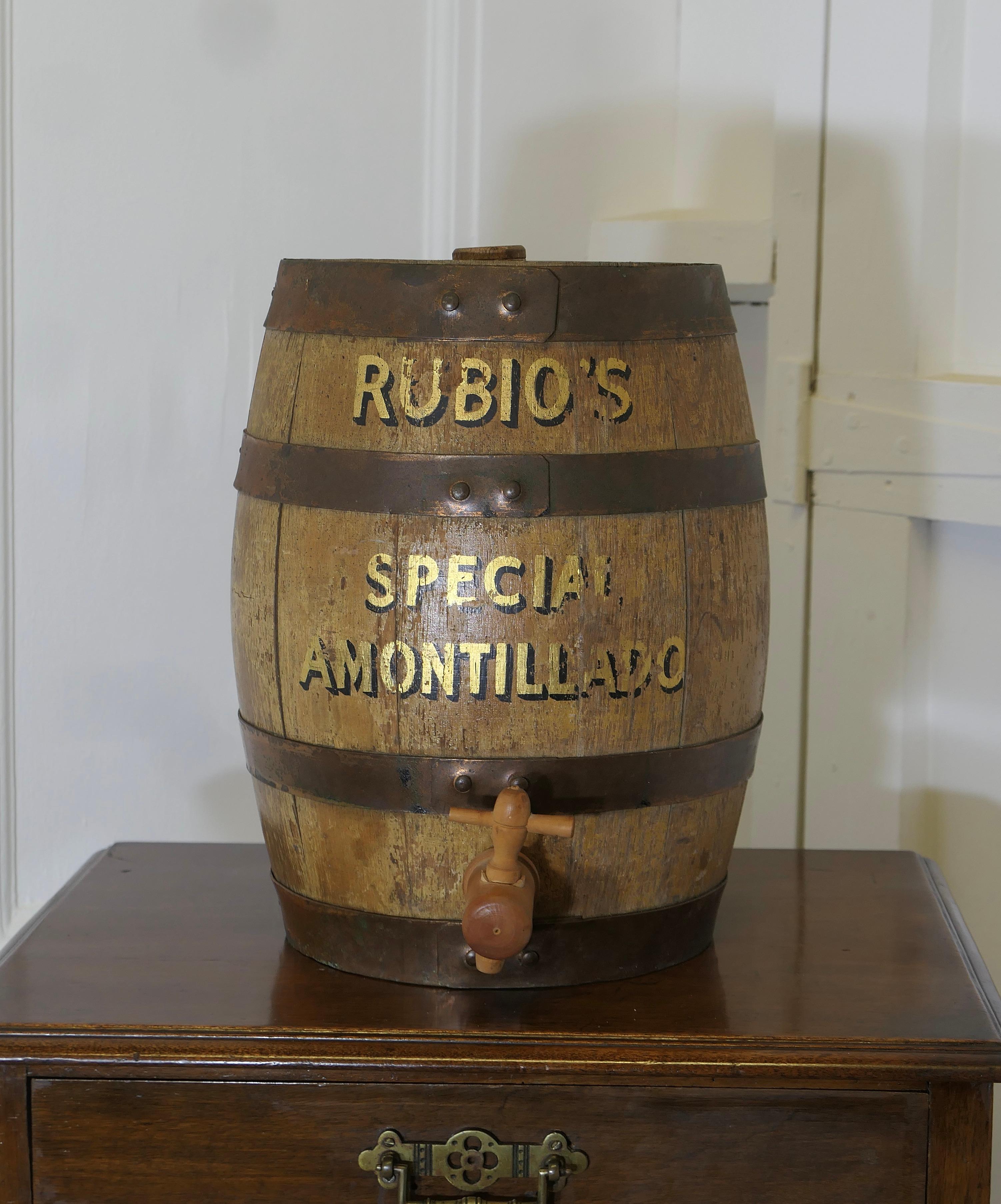 Botte di Sherry Amontillado speciale Oak Top Bar di RUBIO 

Questo barile, realizzato in Oak Oak e legato in ferro, avrebbe dovuto essere posizionato sul piano del bar per distribuire il pregiato Sherry Amontillado Speciale.
La canna è alta 15