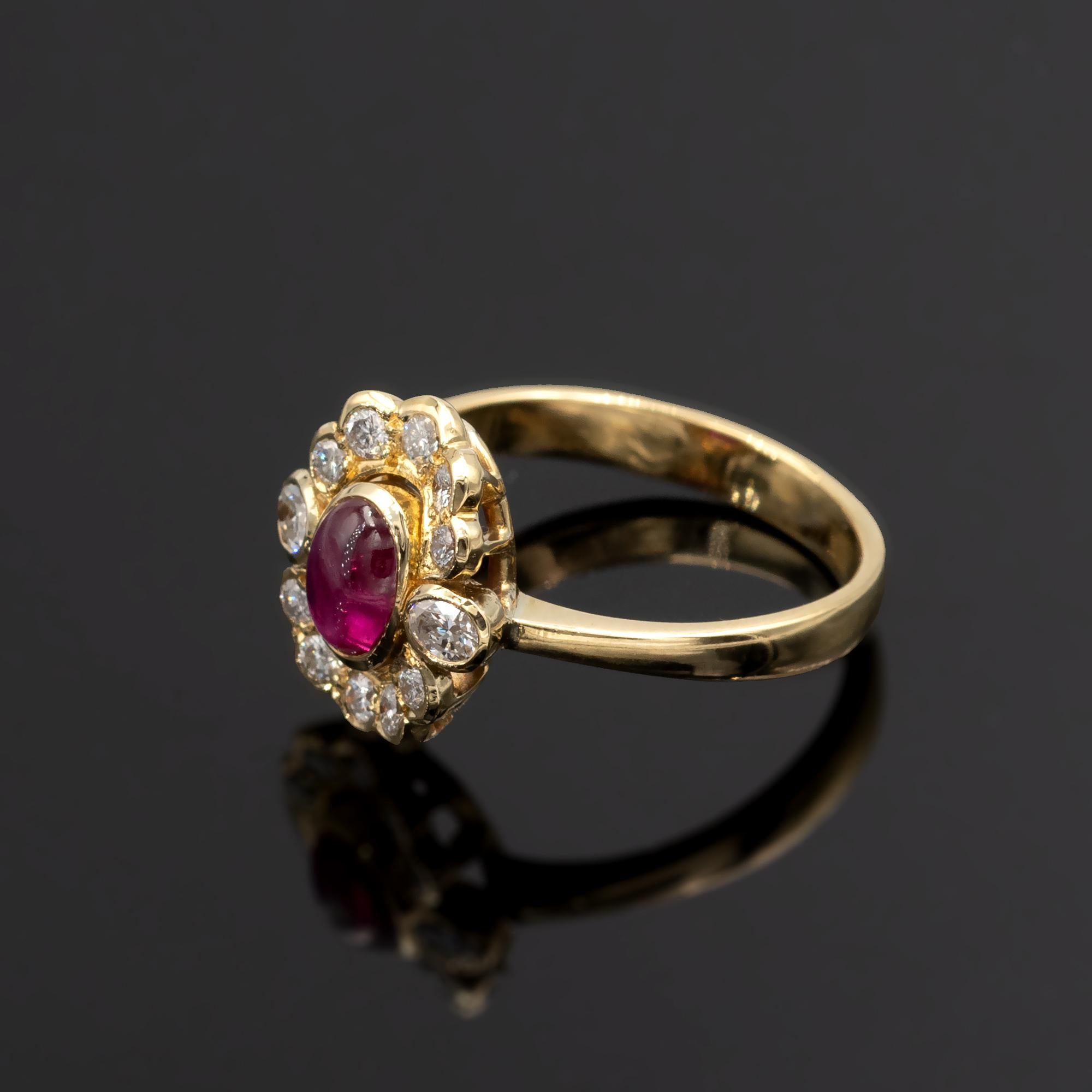 Contemporain Bague halo en rubis cabochon et diamants de 18 carats 2 en vente