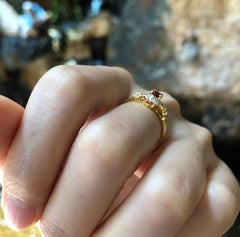 Bague en or 18 carats sertie d'un rubis de 0,20 carat et de diamants de 0,12 carat