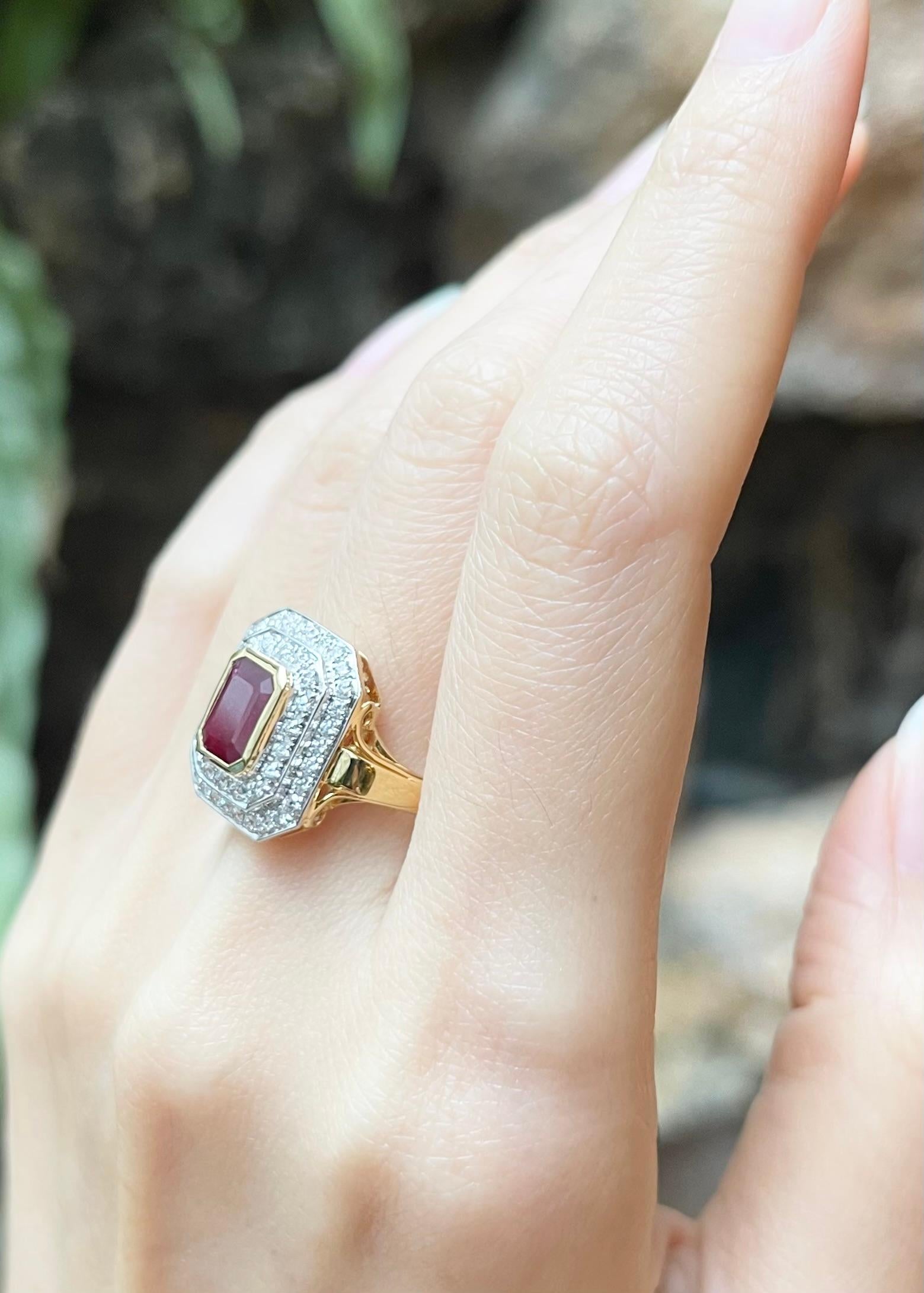 Ring mit Rubin 0,94 Karat und Diamant 0,51 Karat in 18 Karat Goldfassungen gefasst (Smaragdschliff) im Angebot
